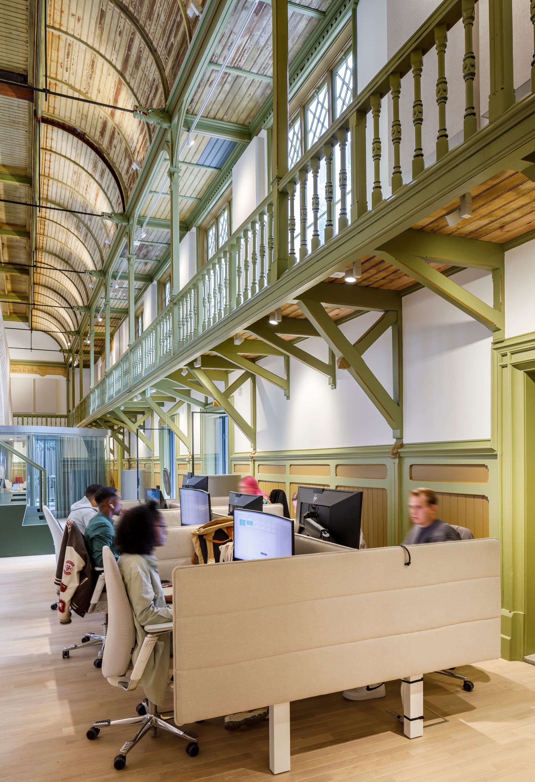 ERCO Beleuchtung in De Krakeling, Amsterdam: Flexible Bürobeleuchtung in historischem Gebäude mit Optec Strahlern für hohen Sehkomfort.
