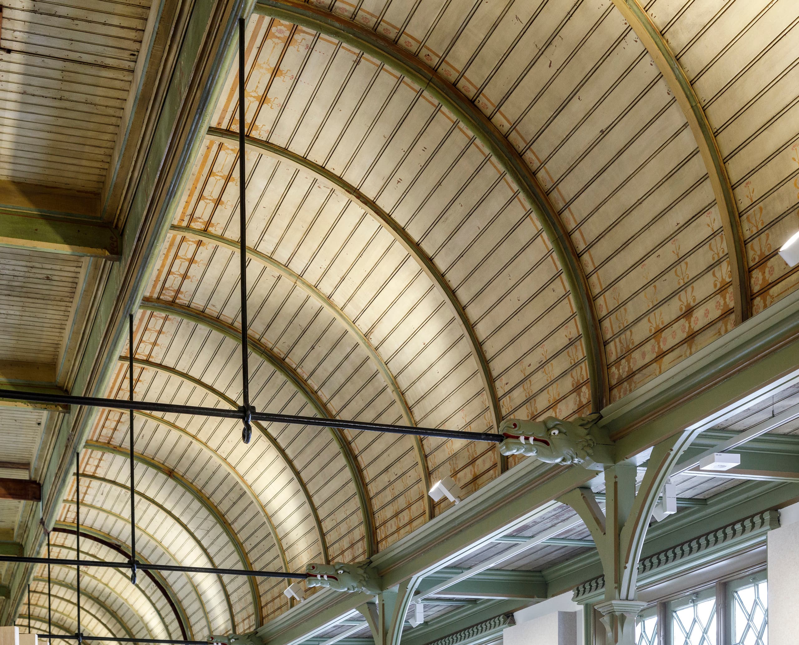 Historische De Krakeling Decke mit ERCO Optec Strahlern für flexible Bürobeleuchtung.