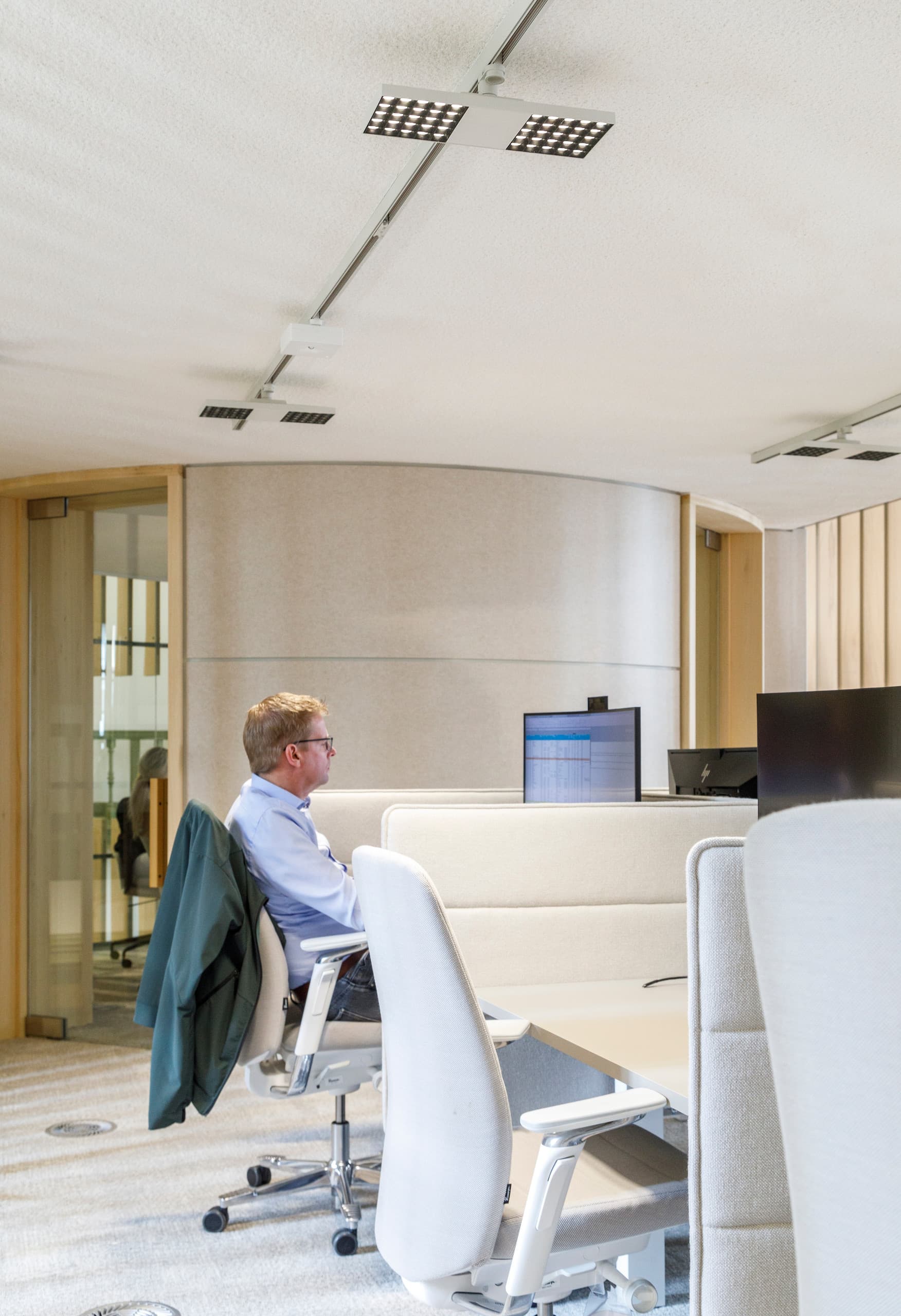 ERCO Optec Strahler an Stromschienen beleuchten ein modernes Büro in Amsterdam und sorgen für Sehkomfort.