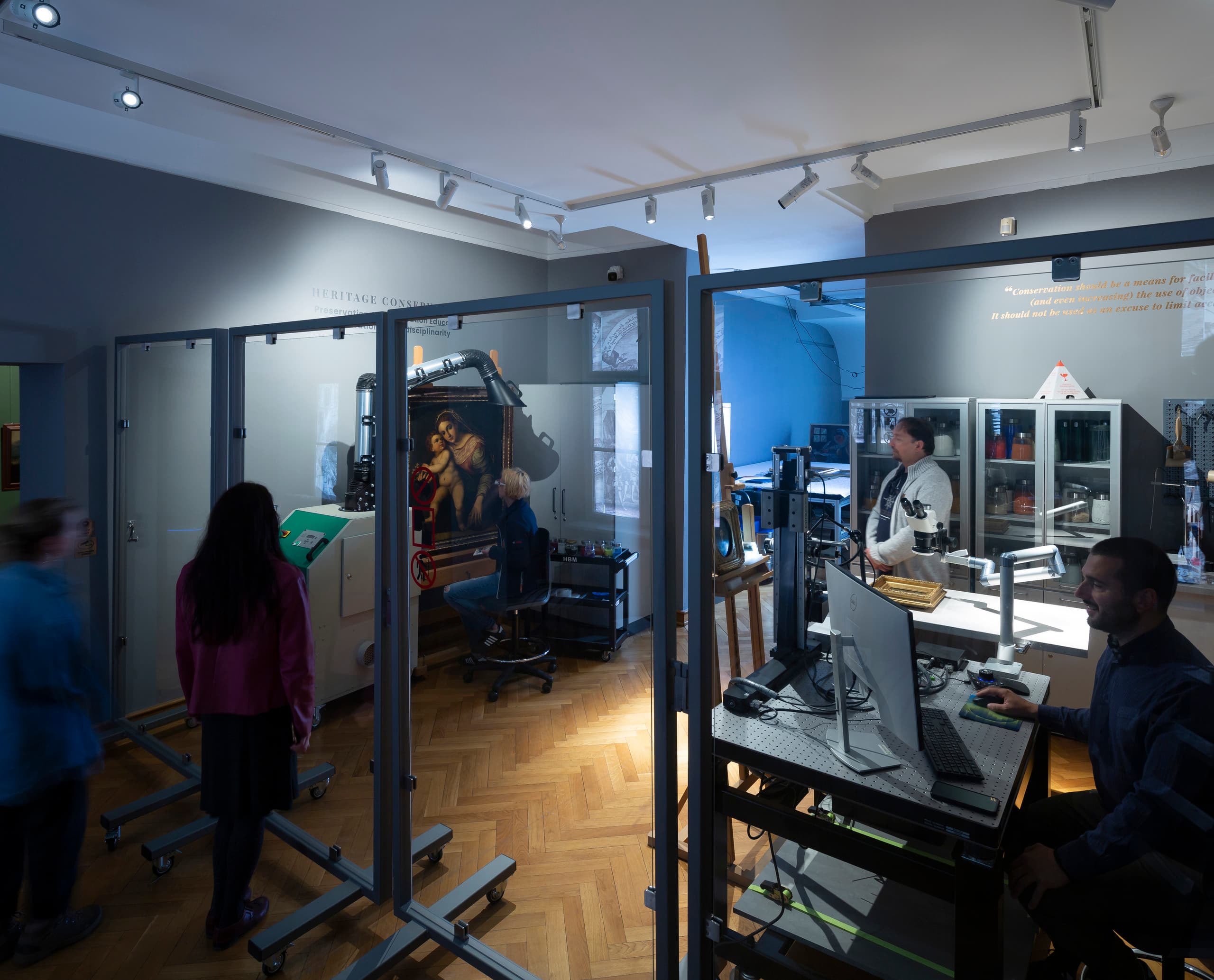 Innenraum des Timisoara Art Museum mit ERCO LED-Strahlern, die flexible Ausstellungsbeleuchtung bieten.
