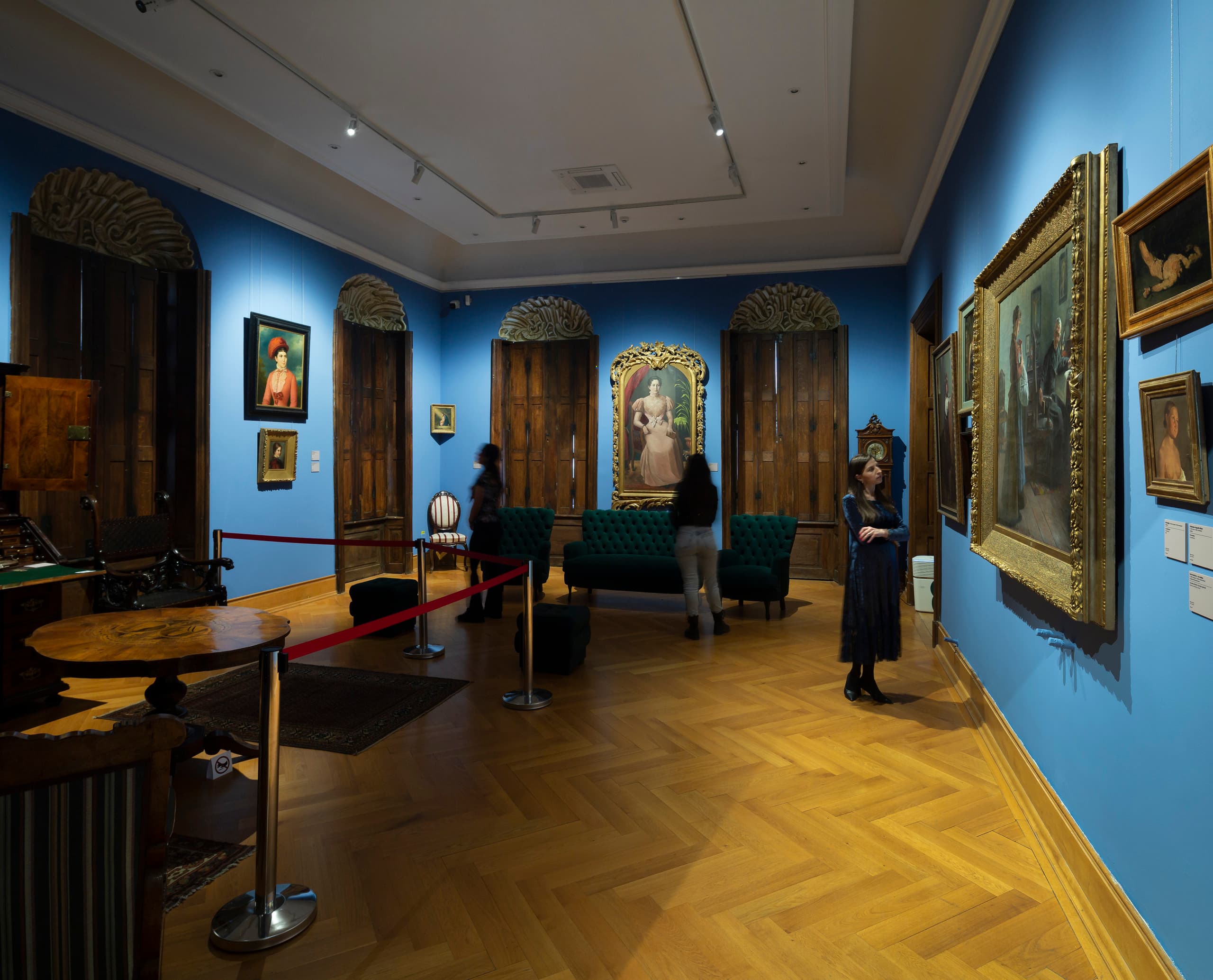 ERCO LED-Strahler im Timisoara Art Museum beleuchten Kunstwerke flexibel und schaffen eine besondere Ausstellungsatmosphäre.
