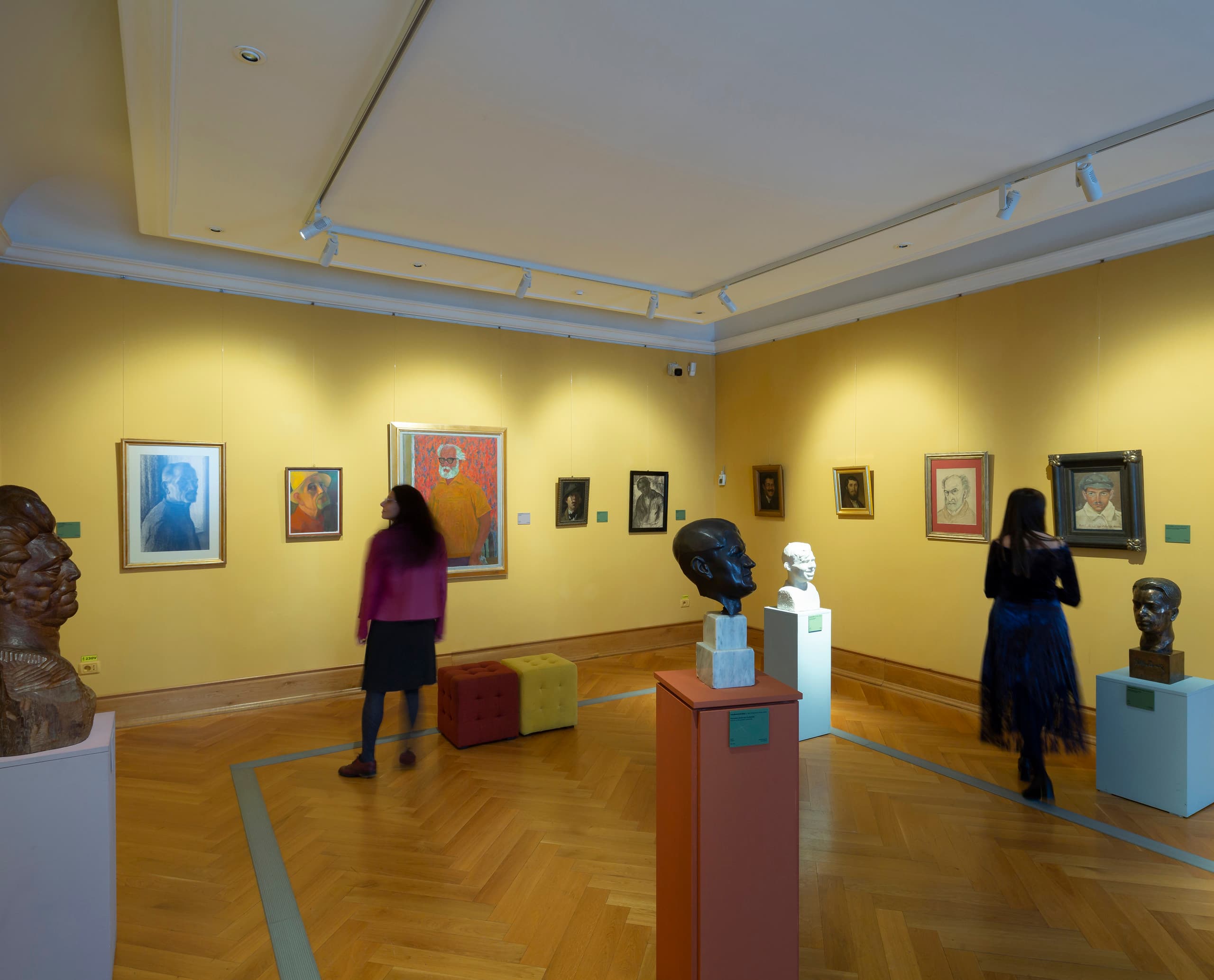 ERCO LED-Beleuchtung im Kunstmuseum Timisoara: Flexible Beleuchtung für Kunstwerke und Ausstellungen.