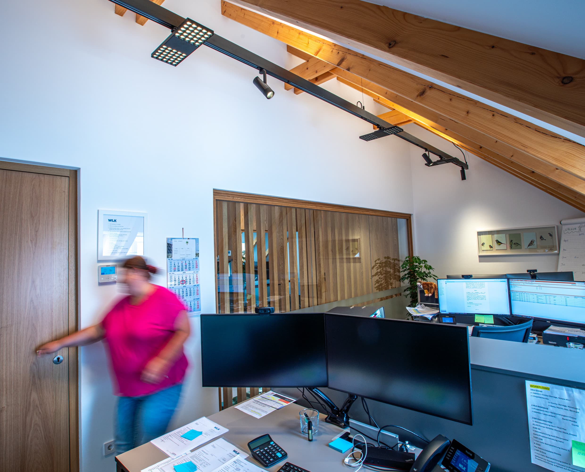 ERCO Bürobeleuchtung mit Jilly Downlights und Uniscan Strahlern für WLK Energy GmbH.
