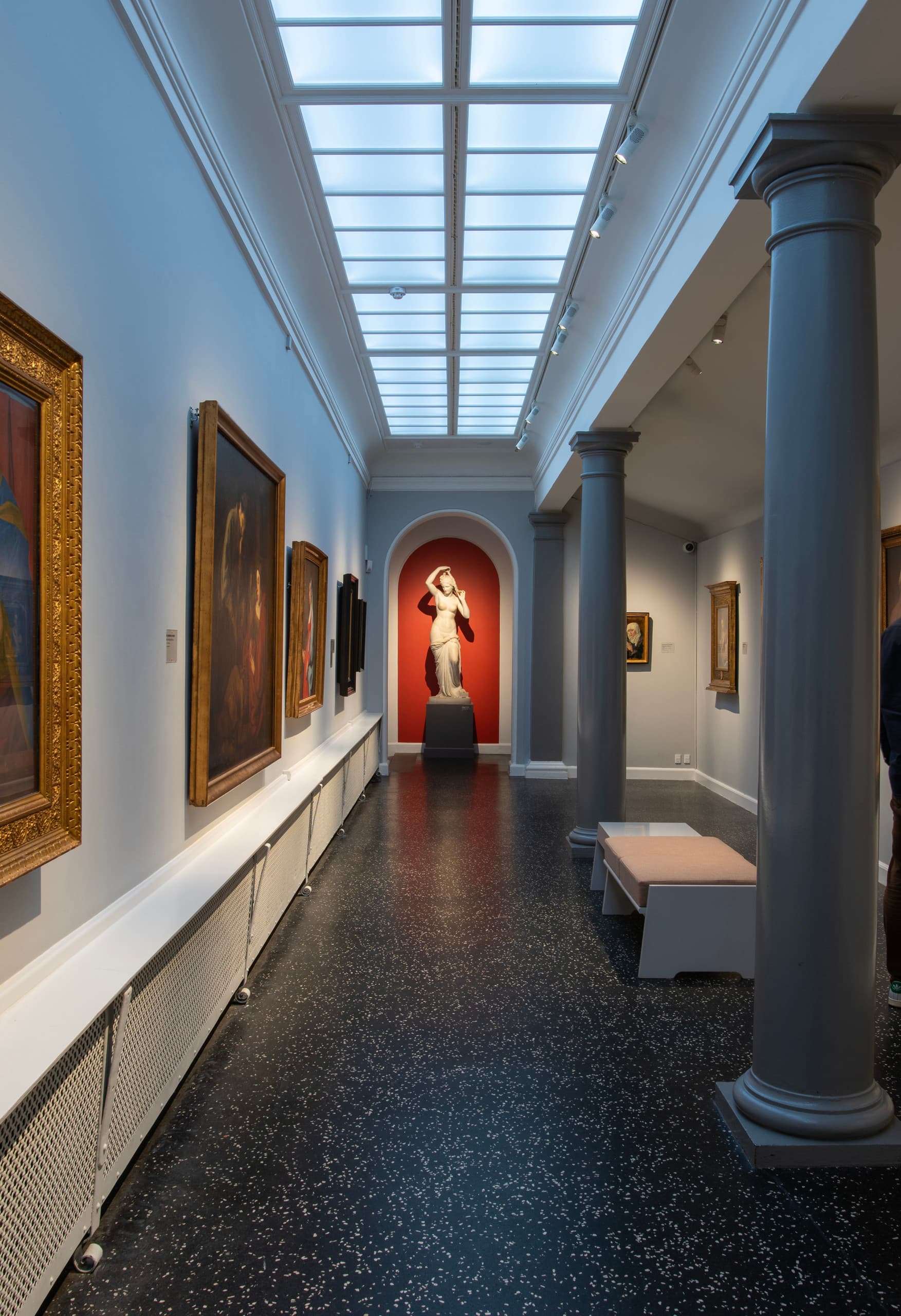Nivaagaard Museum mit ERCO LED-Beleuchtung für präzise Ausstellungsbeleuchtung.