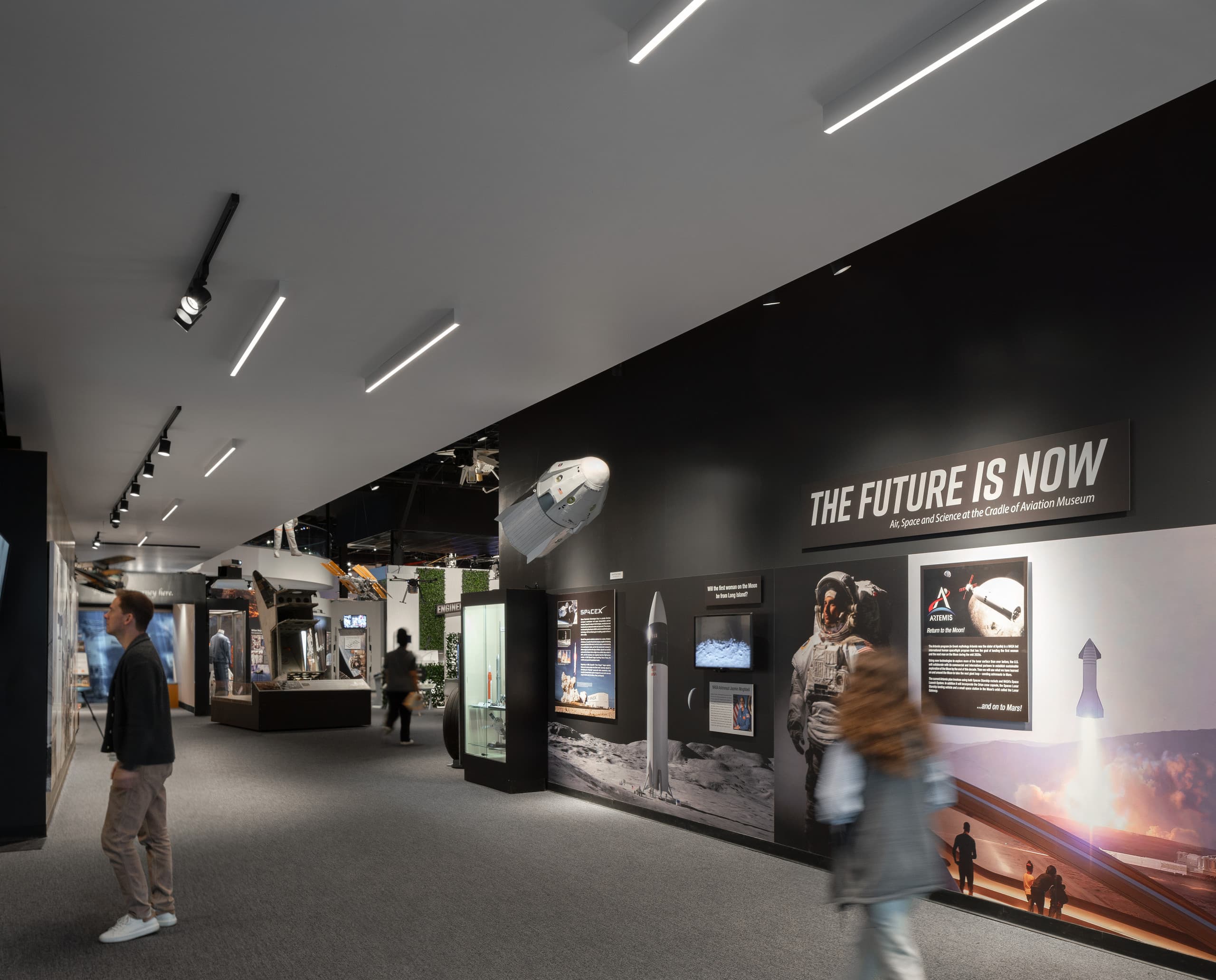ERCO LED-Beleuchtung im Cradle of Aviation Museum, New York, für energieeffiziente Ausstellungen.