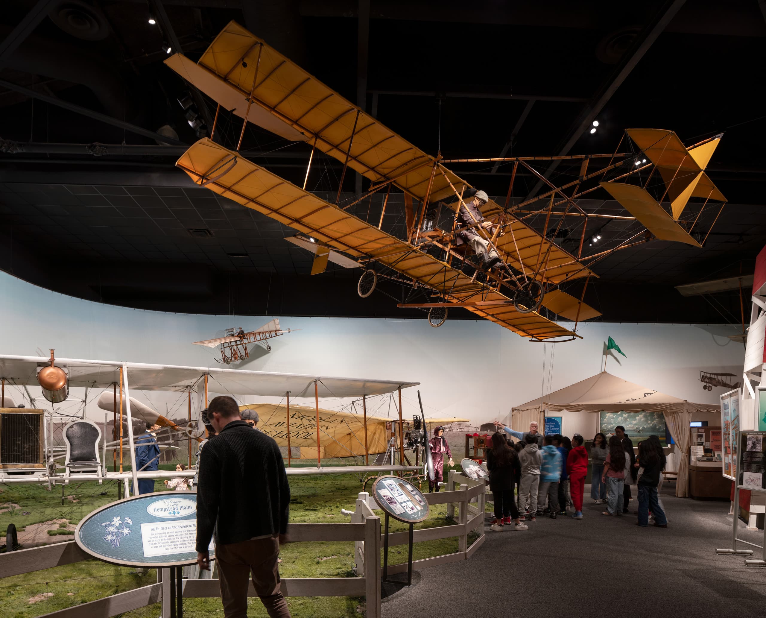 Historisches Flugzeug im Cradle of Aviation Museum, New York, beleuchtet mit ERCO LED-Strahlern.
