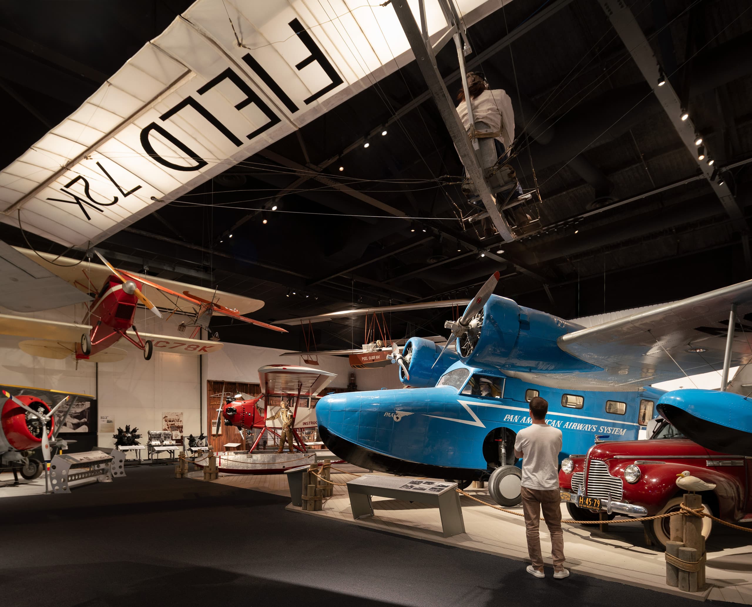 Luftfahrzeuge im Cradle of Aviation Museum, New York, beleuchtet mit ERCO LED-Strahlern.