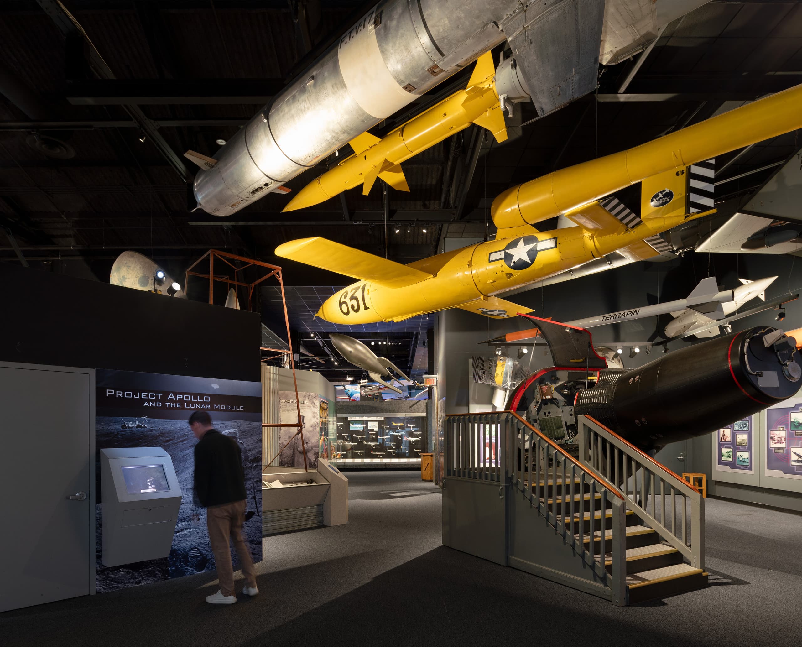 Ausstellung im Cradle of Aviation Museum, New York, mit ERCO LED-Beleuchtung für verbesserte Energieeffizienz.