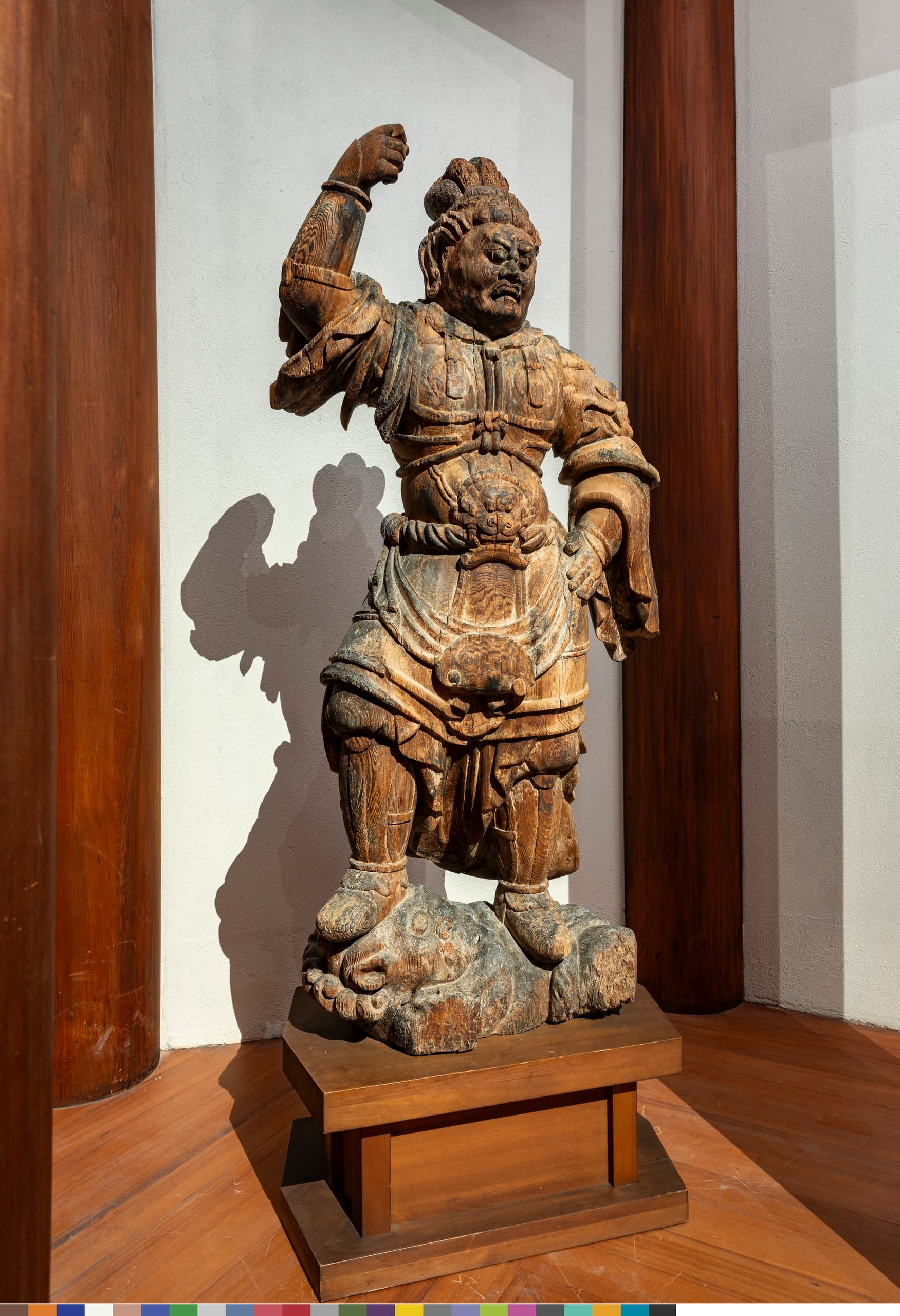 Holzstatue von Dainichi Buddha im Museum of Fine Arts, Boston, beleuchtet mit ERCO LED-Strahlern.