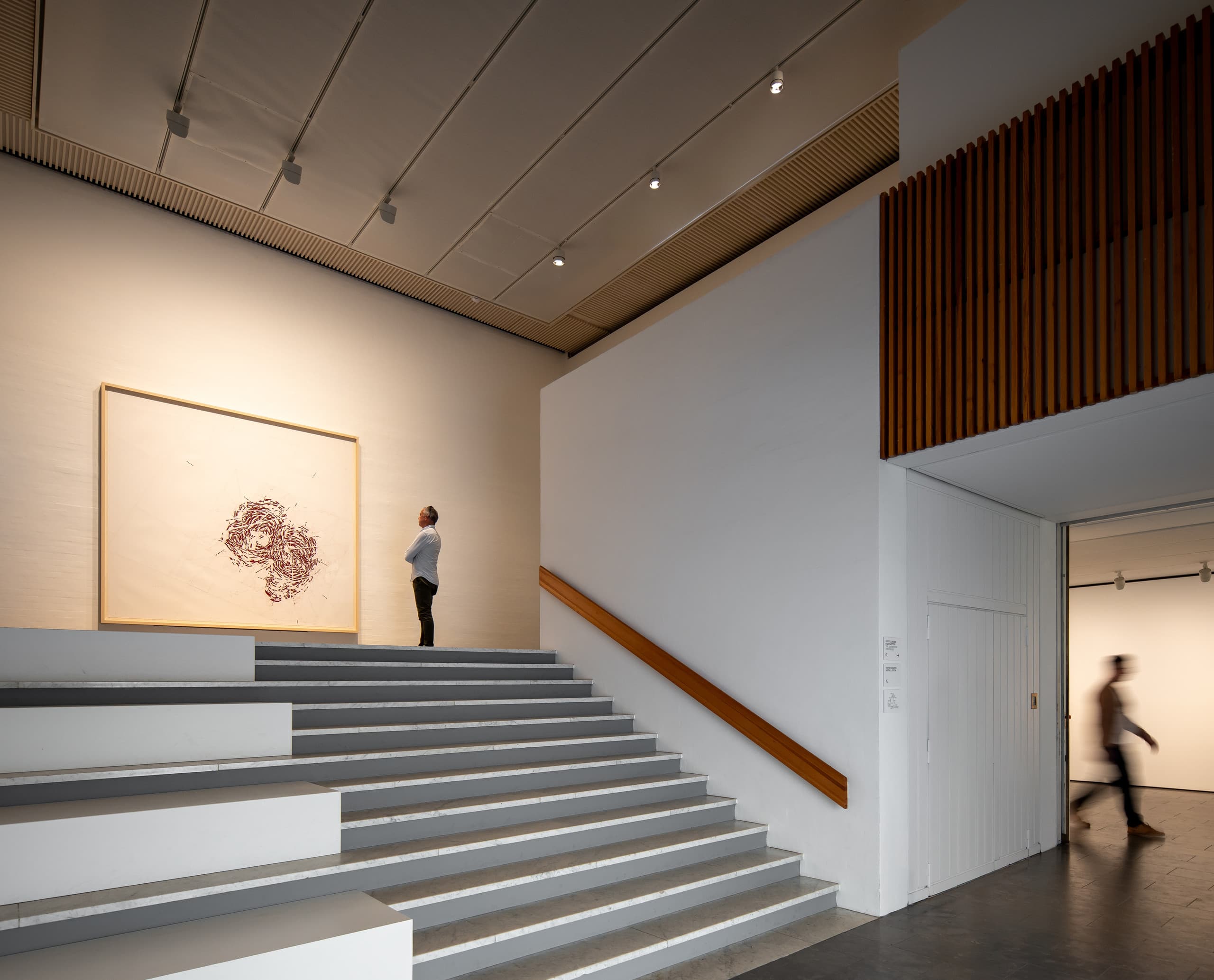 LED-Beleuchtung im Louisiana Museum of Modern Art mit ERCO Parscan Strahlern für flexible Ausstellungsbeleuchtung.