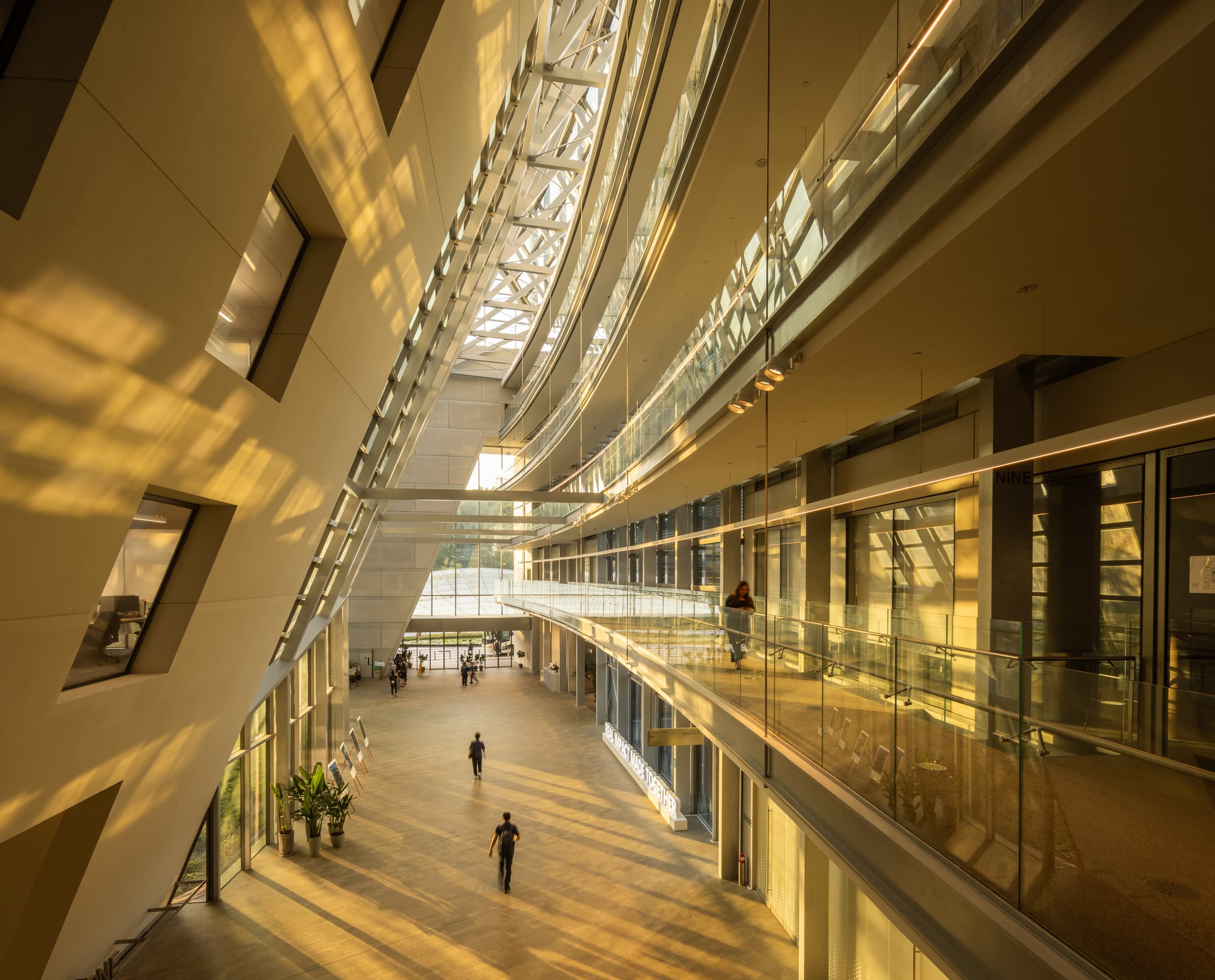 Innenansicht des Surbana Jurong Campus mit ERCO LED-Beleuchtung, die eine helle und einladende Atmosphäre schafft.