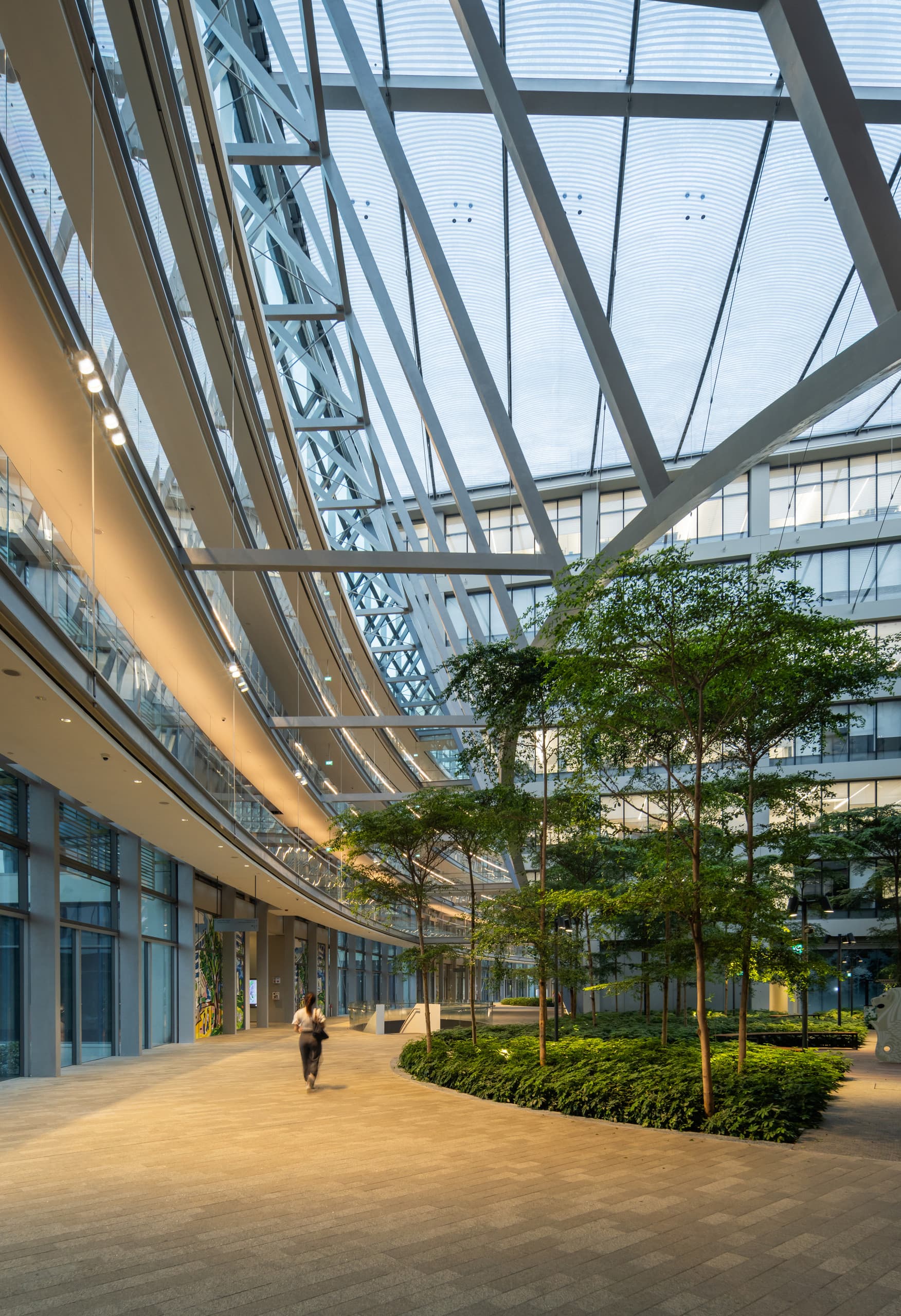 Surbana Jurong Campus, Singapur: Architektonisch schönes Bürogebäude mit ERCO LED-Beleuchtung in einer grünen Gartenlandschaft.