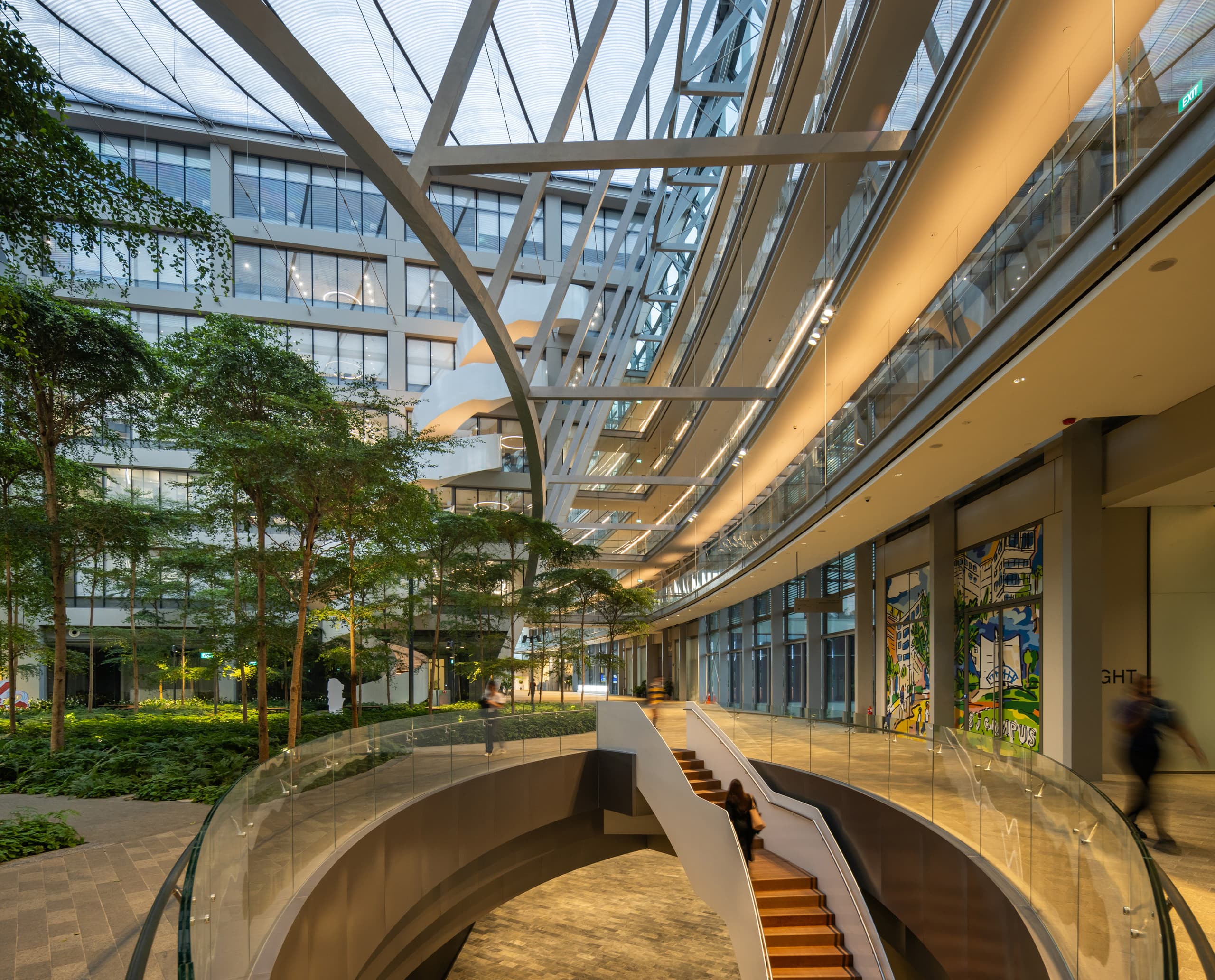 Surbana Jurong Campus, Singapur: Architektonisch schöner Bürocampus mit LED-Beleuchtung in grüner Natur.