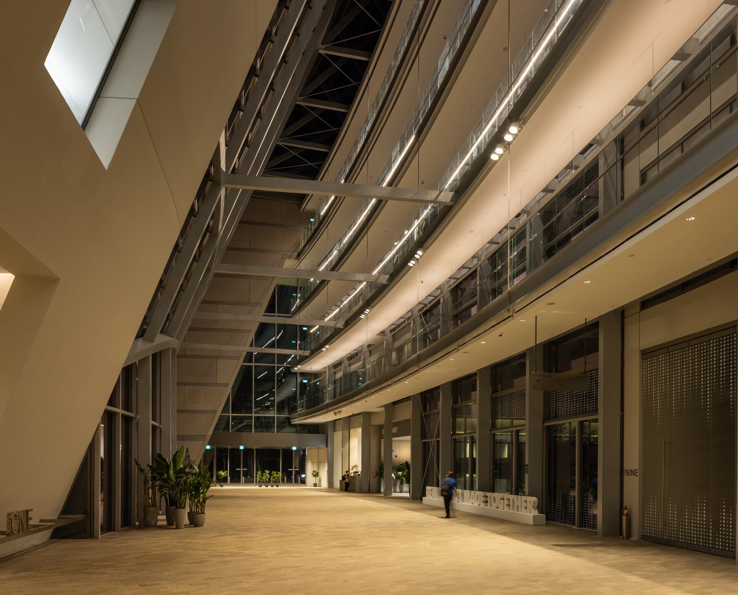 Innenansicht des Surbana Jurong Campus mit ERCO LED-Beleuchtung.