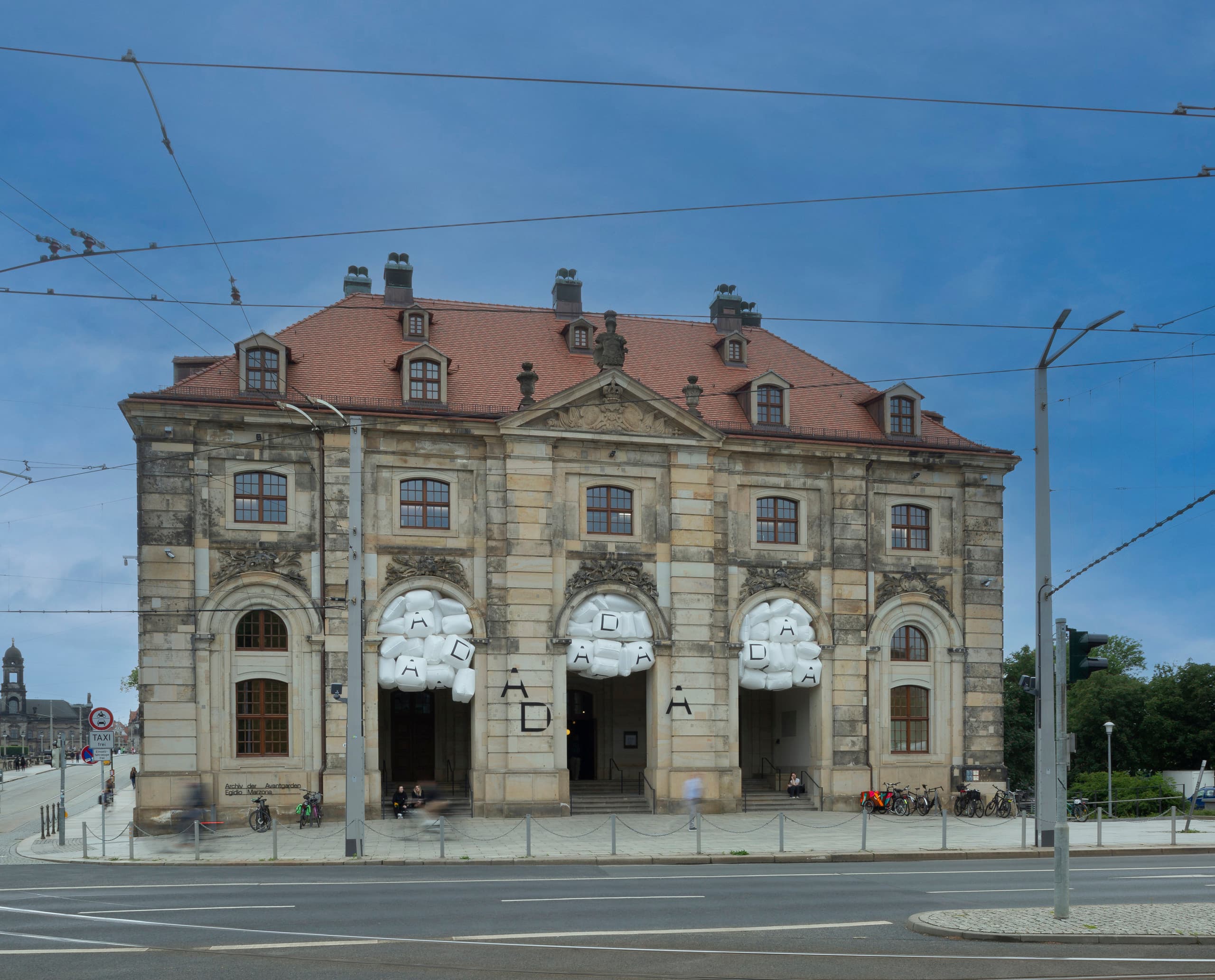 Blockhaus Dresden, Archiv der Avantgarde, flexible LED Ausstellungsbeleuchtung von ERCO.