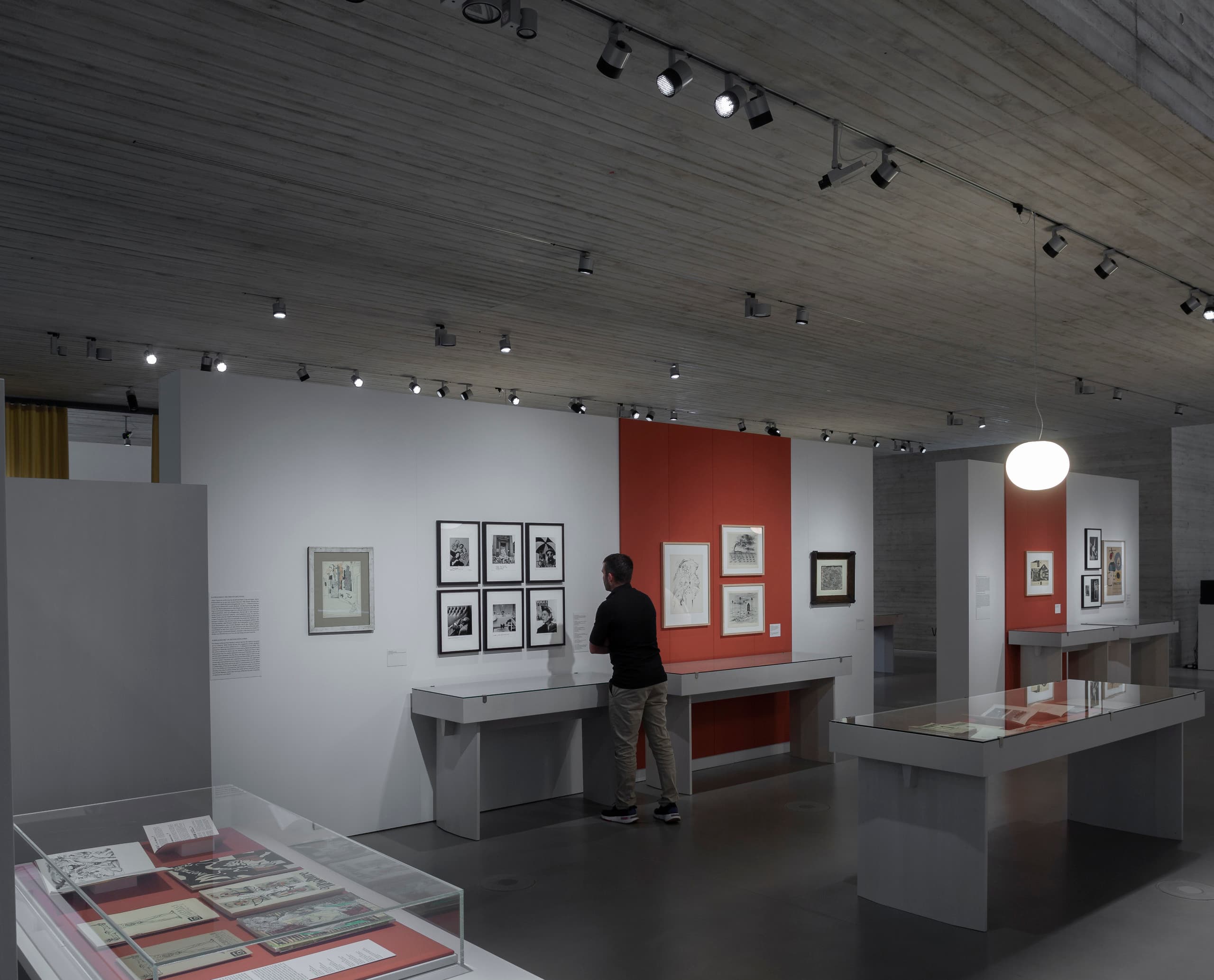 ERCO Parscan Strahler beleuchten die Ausstellung im Blockhaus Dresden mit flexibler LED-Technologie.