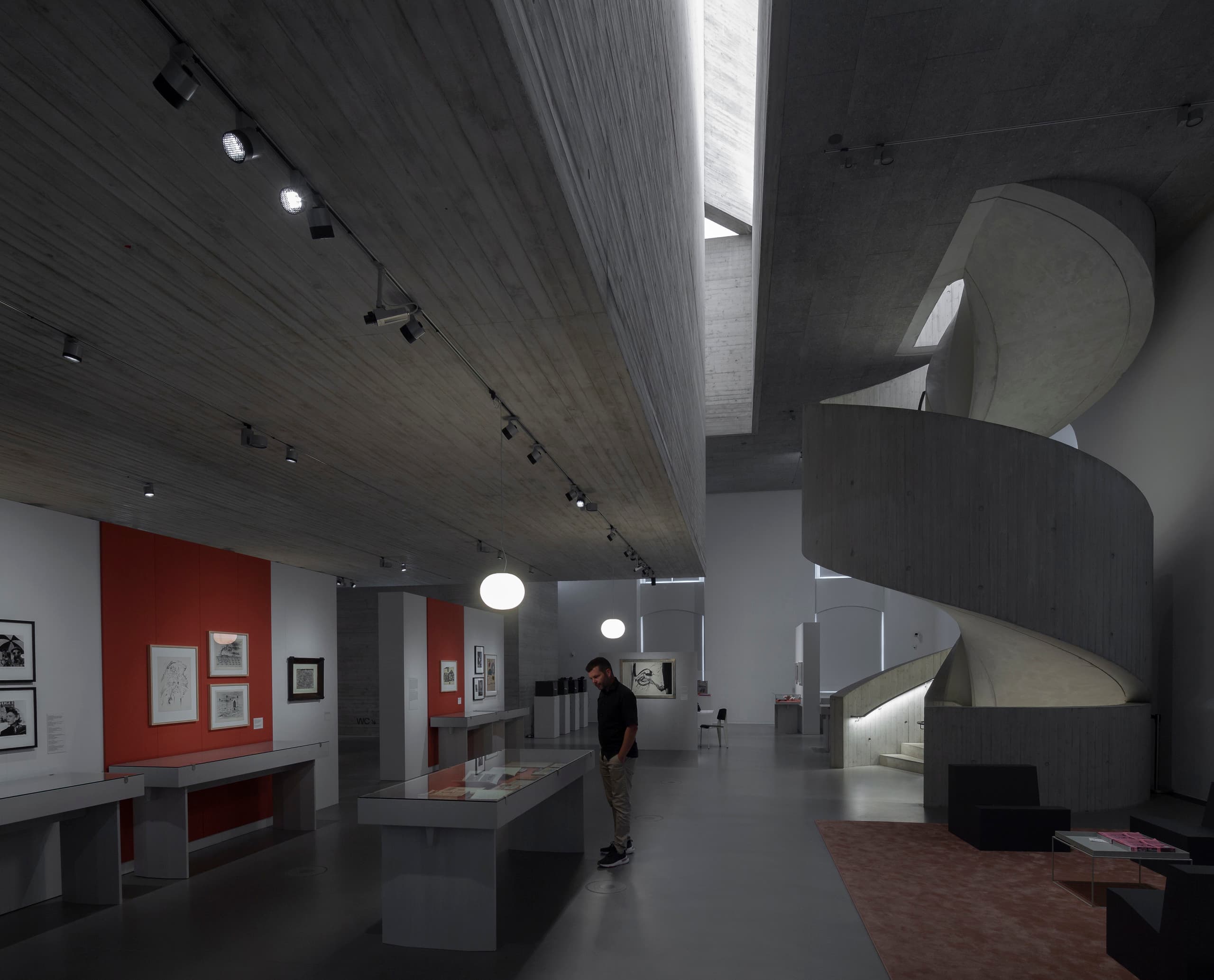 ERCO Parscan Strahler beleuchten die Ausstellung im Blockhaus Dresden mit flexibler LED-Technologie.