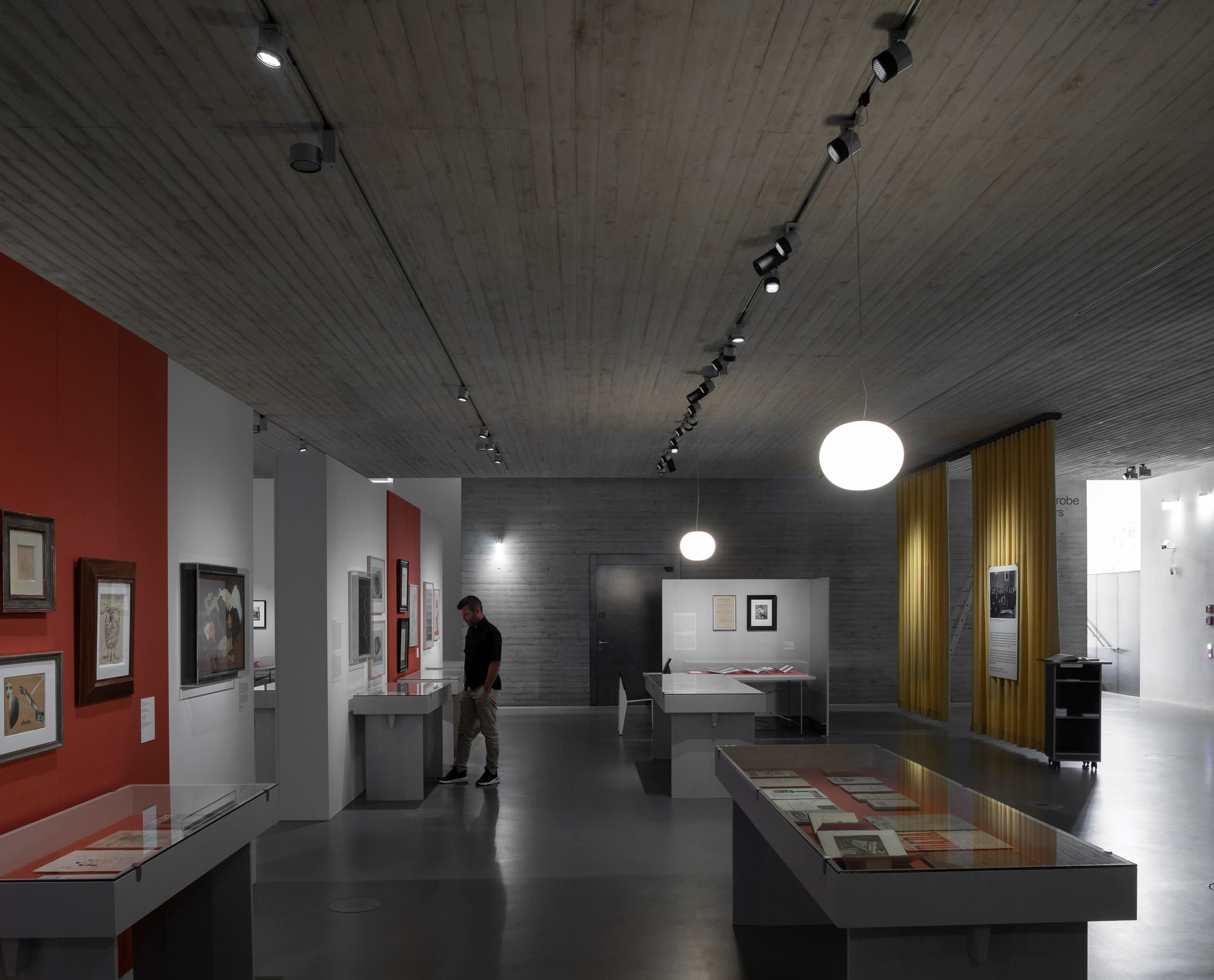 ERCO LED-Beleuchtung im Blockhaus Dresden für flexible Ausstellungs- und Architekturbeleuchtung.