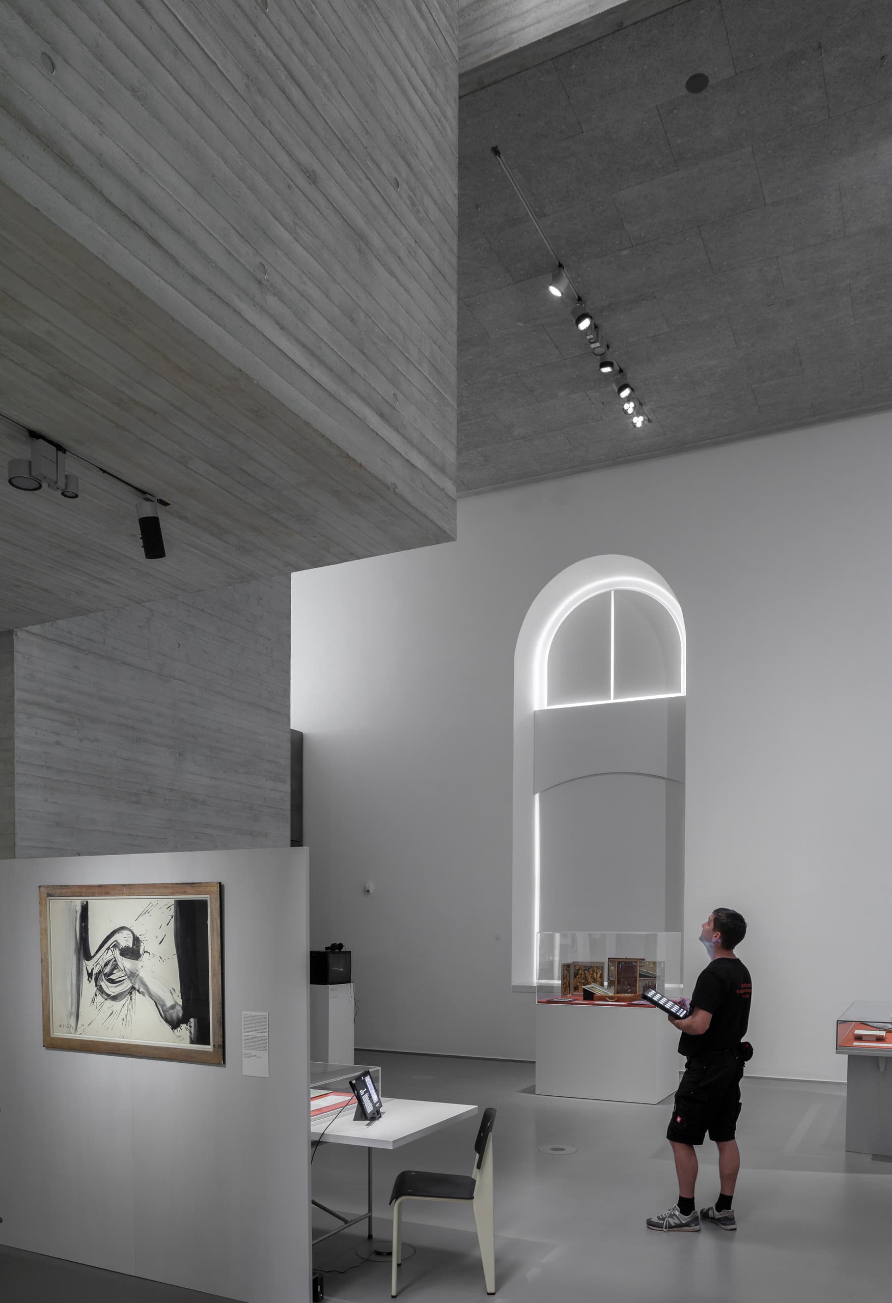 ERCO Parscan Strahler beleuchten Kunst im Blockhaus Dresden, flexible LED-Beleuchtung für Ausstellungen.
