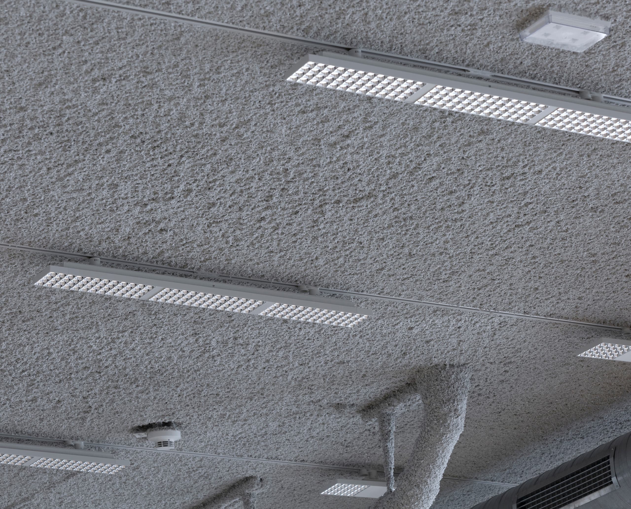 Lineare Jilly LED-Downlights an der Decke des Highsnobiety Stores für hohe Lichtqualität.