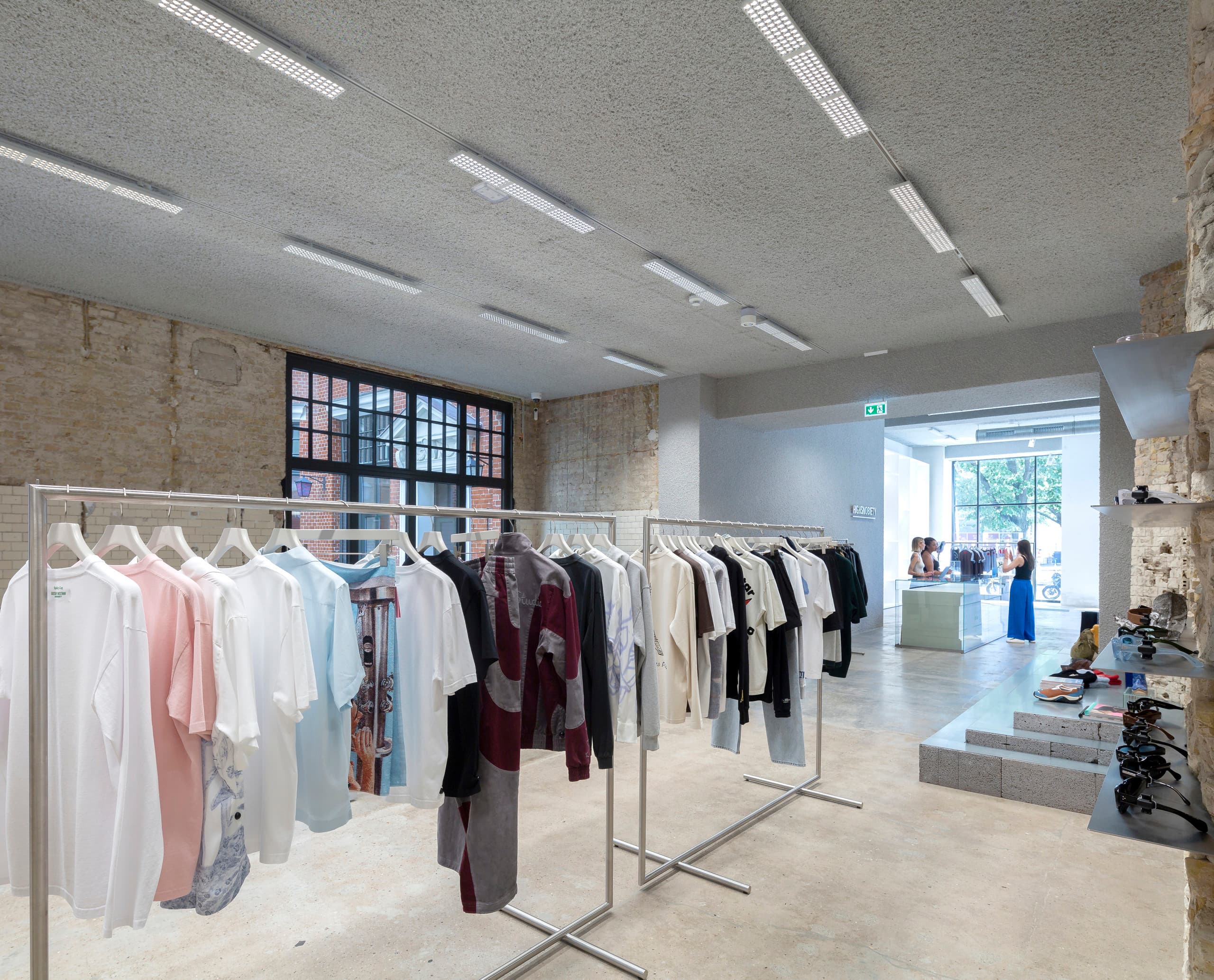 Highsnobiety Store Berlin mit Jilly LED Downlights für flexible Shopbeleuchtung.