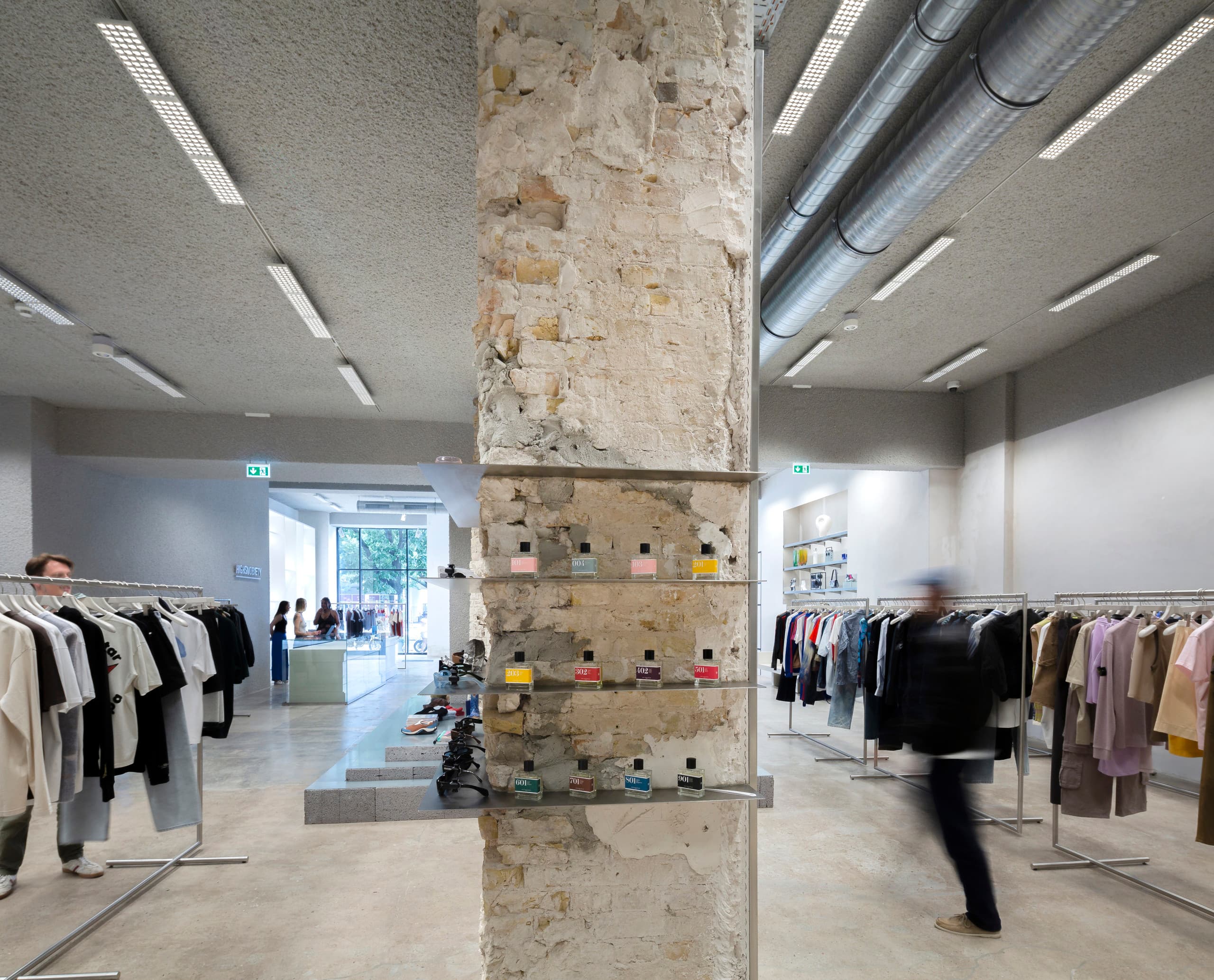 Highsnobiety Store Berlin mit Jilly LED Downlights für flexible Shopbeleuchtung.