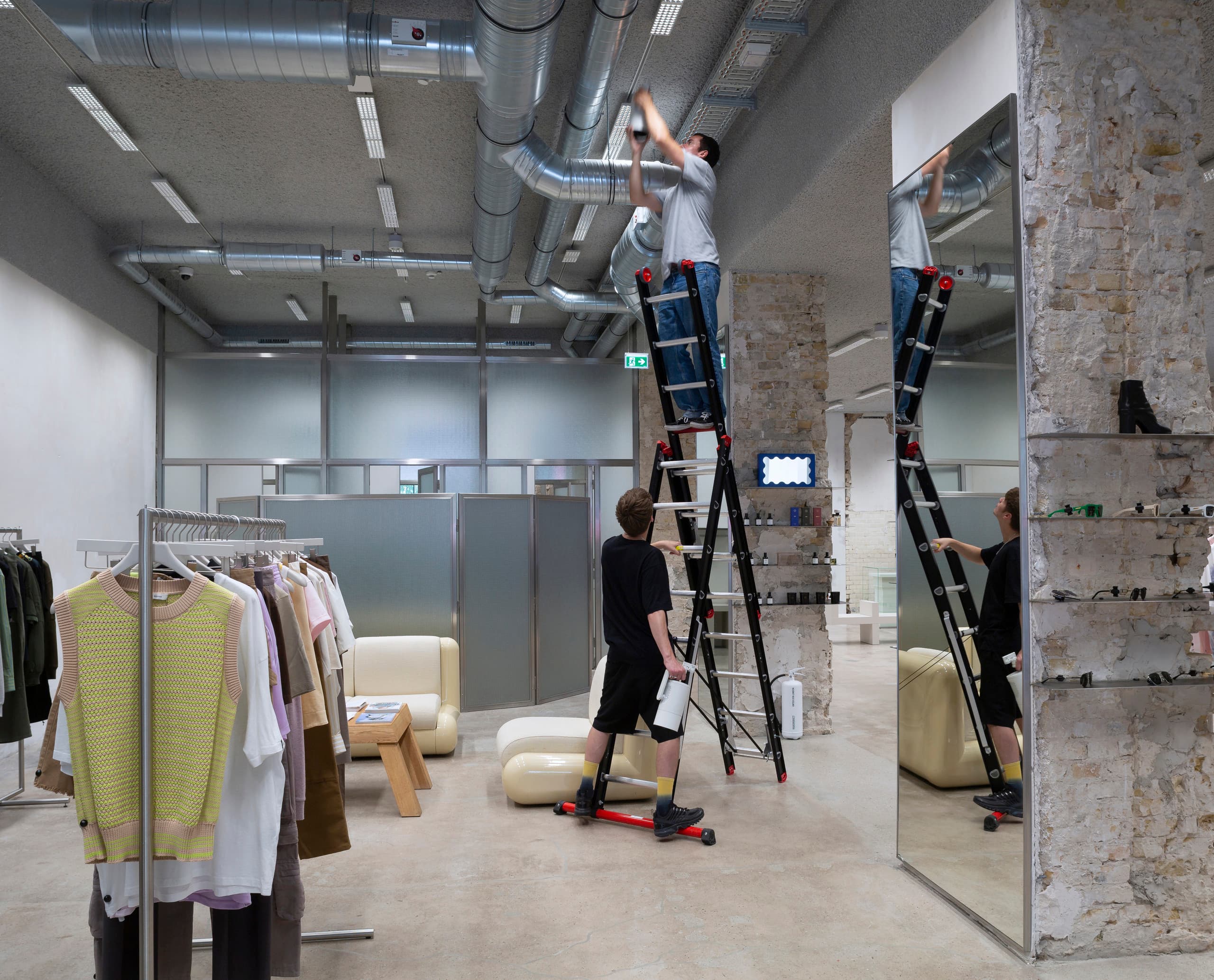 Installation von Jilly LED-Downlights in Highsnobiety Berlin für flexible Shopbeleuchtung.