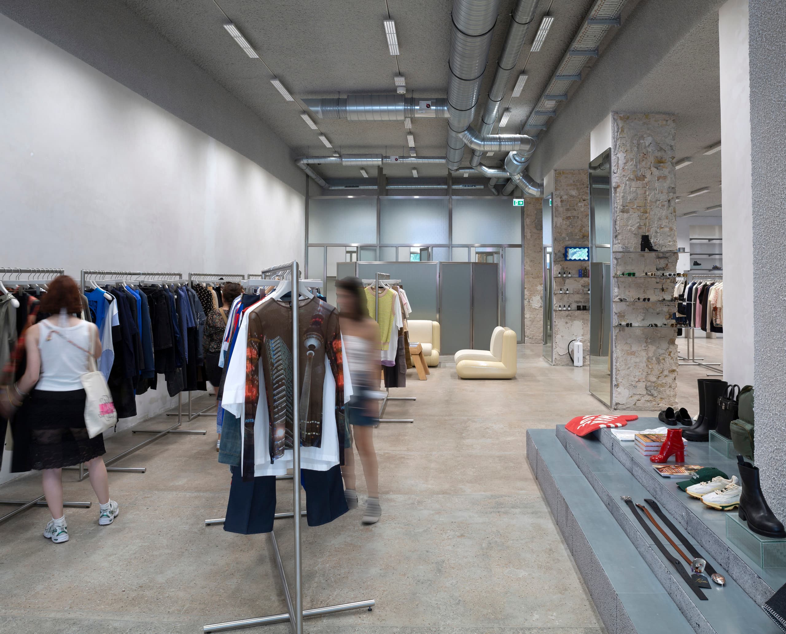 Highsnobiety Store Berlin: Jilly LED Downlights für flexible Shopbeleuchtung und hohe Lichtqualität.