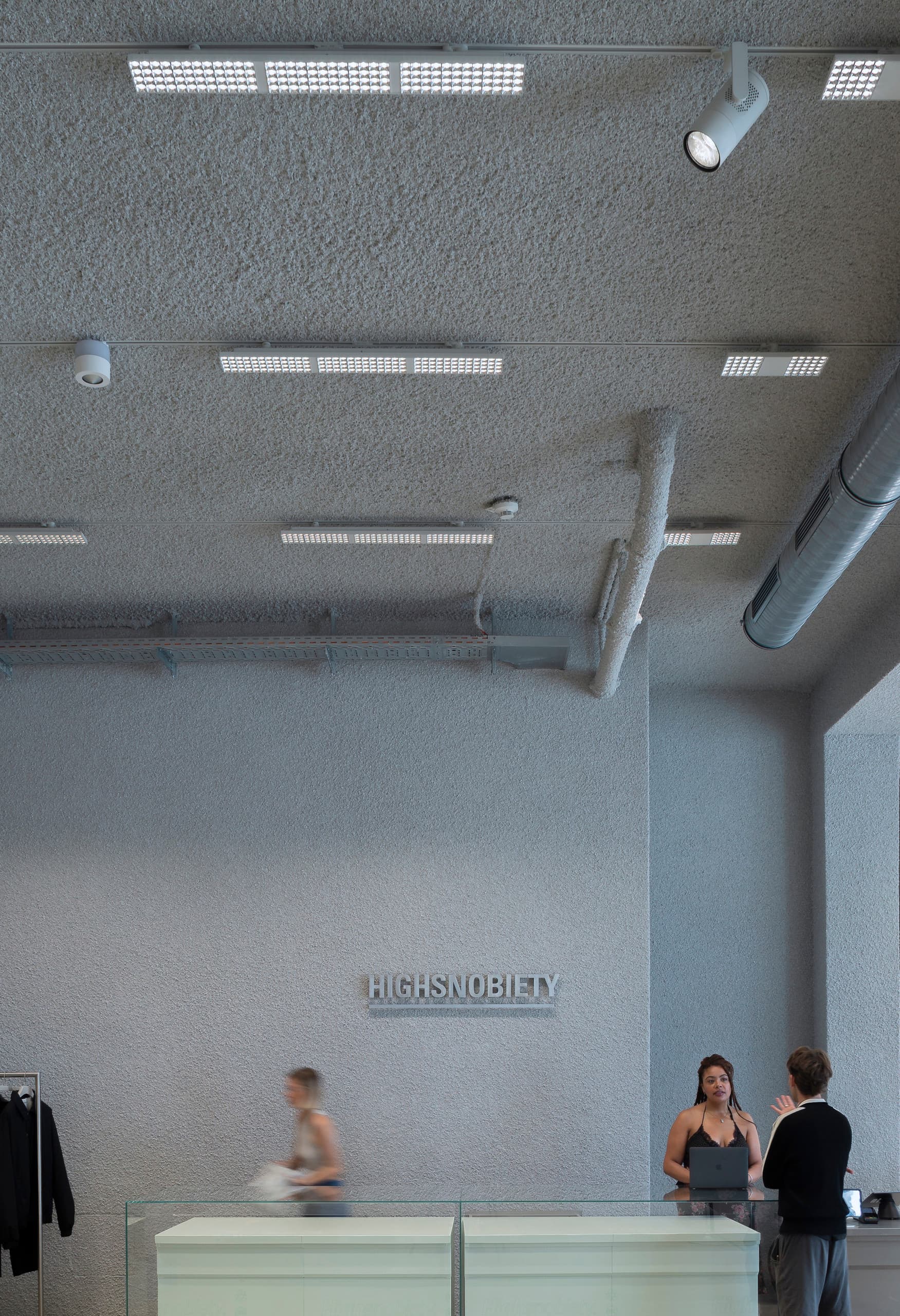 Highsnobiety Store Berlin mit Jilly LED Downlights für flexible Shopbeleuchtung.