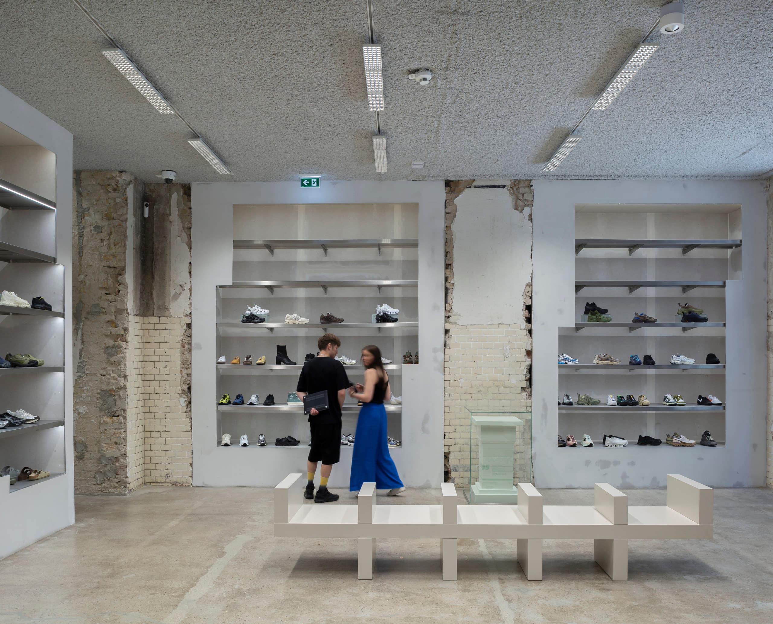 Highsnobiety Store Berlin mit ERCO Jilly LED Downlights für flexible Shopbeleuchtung und hohe Lichtqualität.