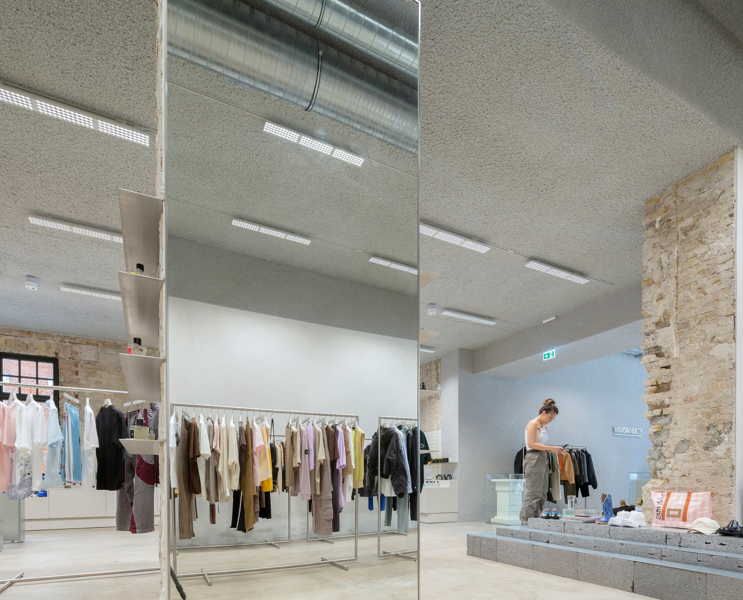 Highsnobiety Store Berlin mit Jilly LED Downlights für flexible Shopbeleuchtung.