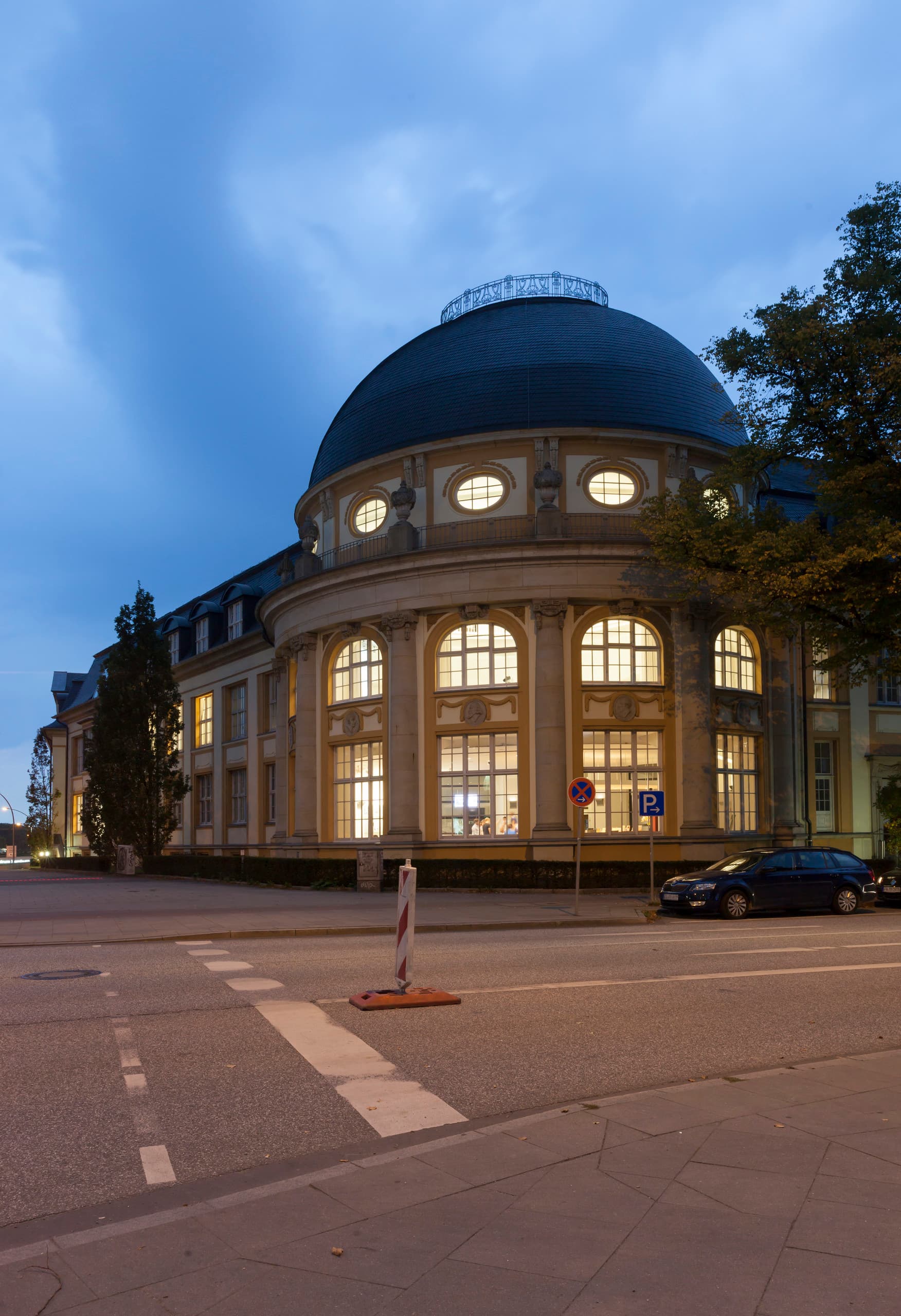Bucerius Law School in Hamburg, ein historisches Gebäude mit ERCO Parscan Strahlern beleuchtet.