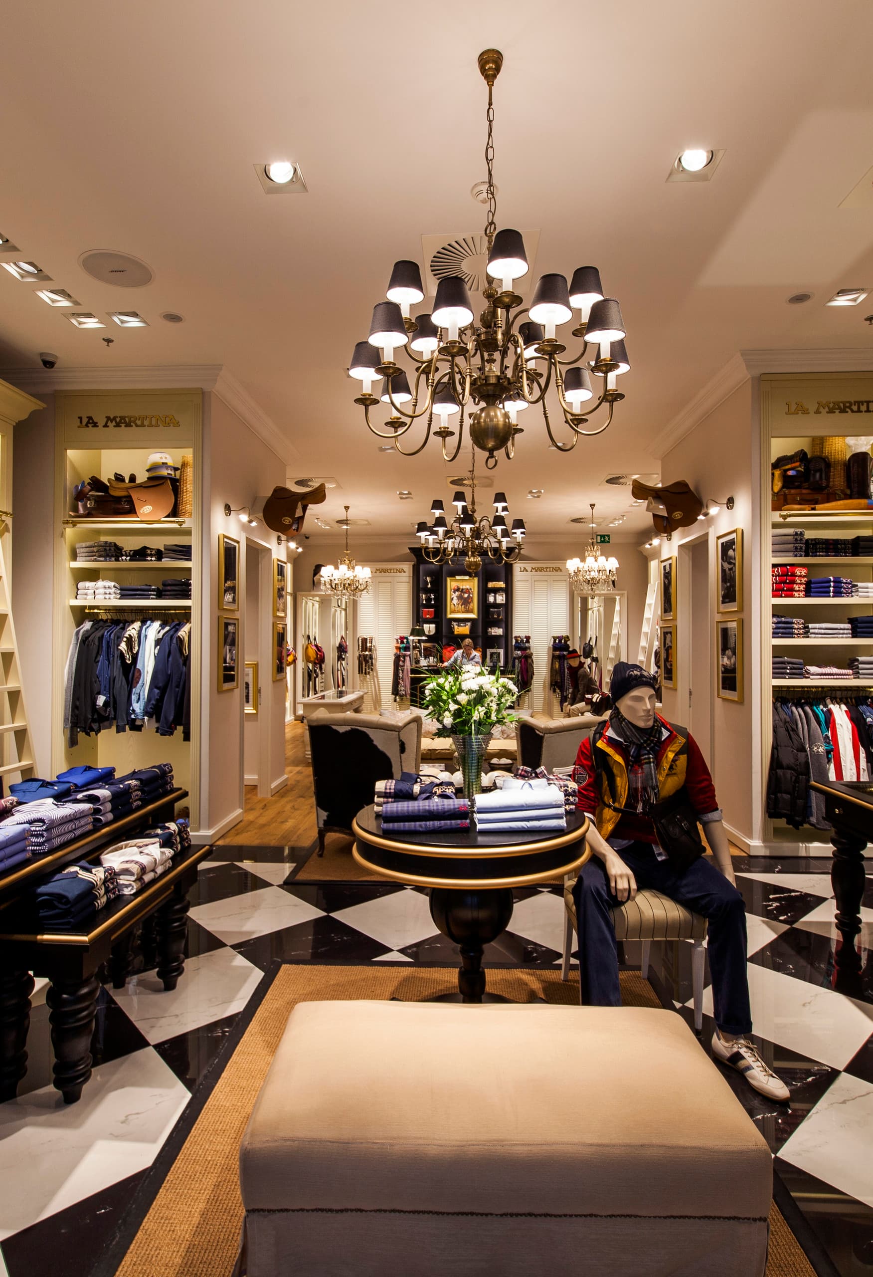 Innenansicht der La Martina Boutique in Prag, beleuchtet mit ERCO LED-Leuchten.