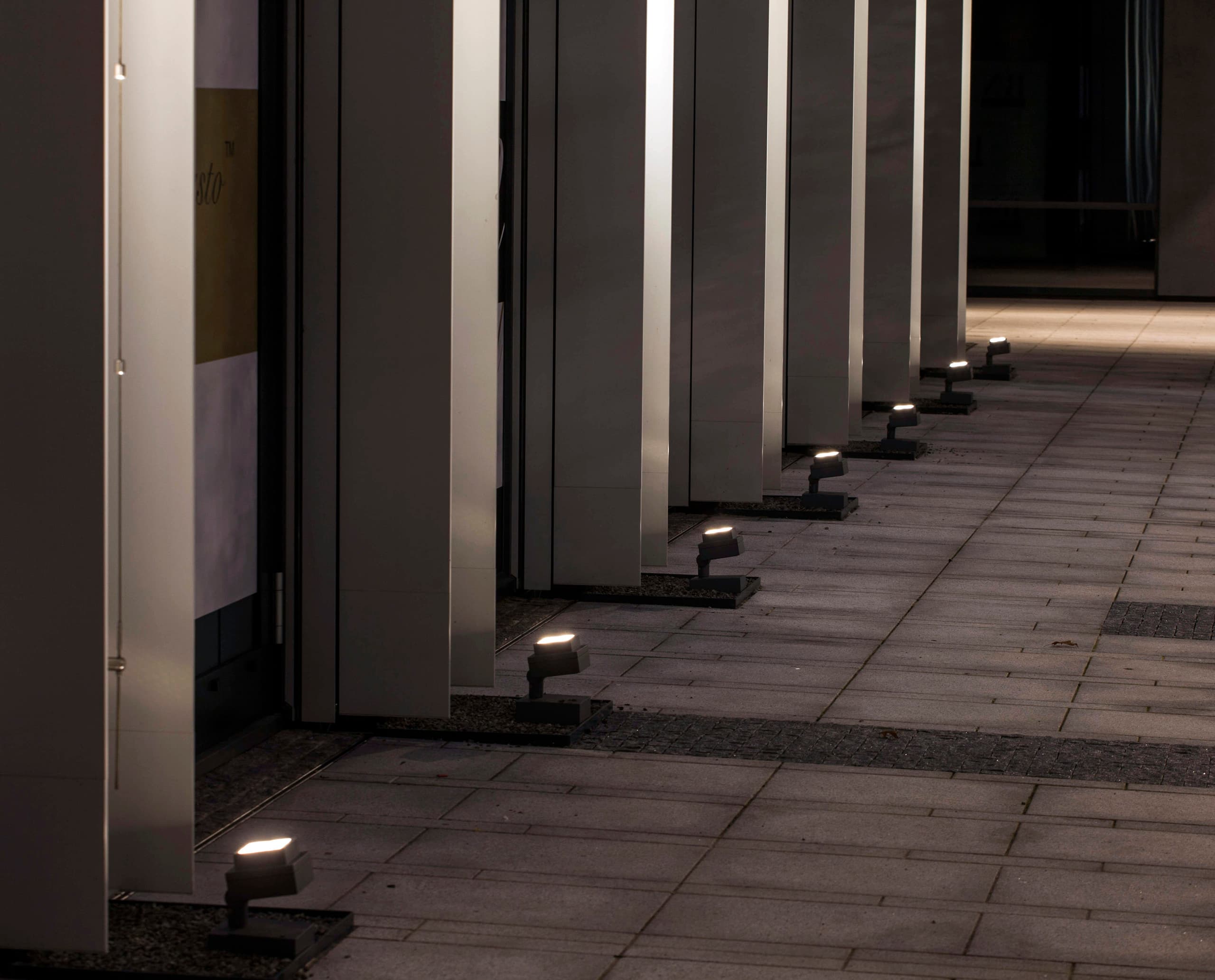 ERCO Kubus Pollerleuchten beleuchten den Weg am Florentinum Bürogebäude in Prag und sorgen für Orientierung.