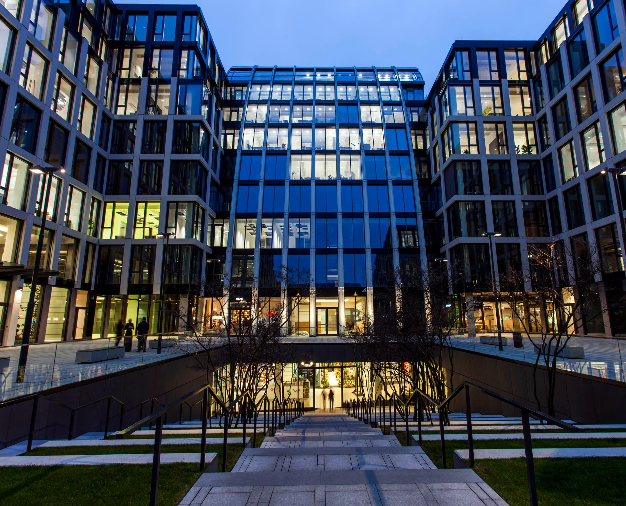 Florentinum Bürogebäude in Prag mit ERCO Aussenleuchten für Orientierung und hohe Aufenthaltsqualität.