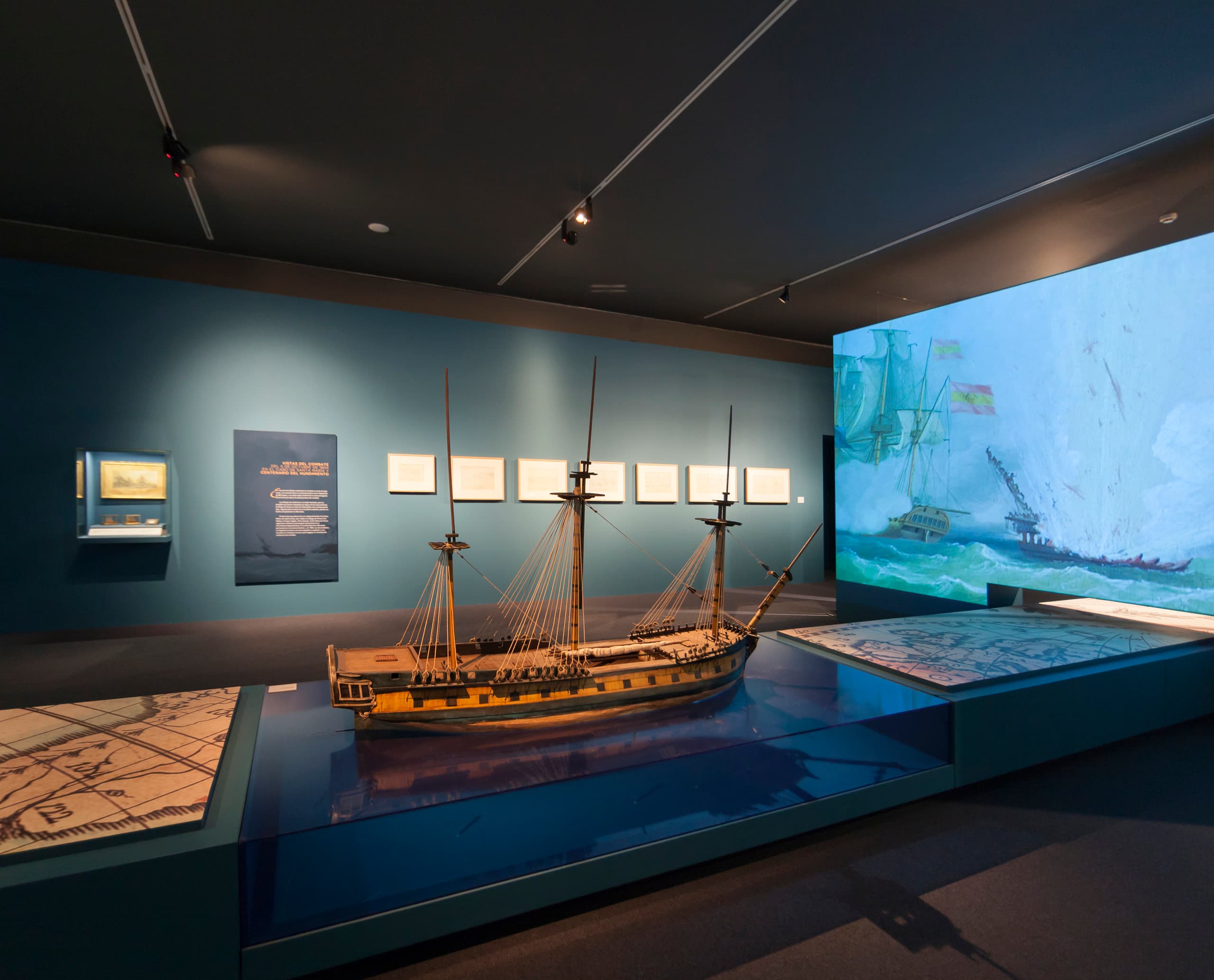 Schiffsmodell im Archäologischen Museum Madrid, beleuchtet mit ERCO Strahlern.