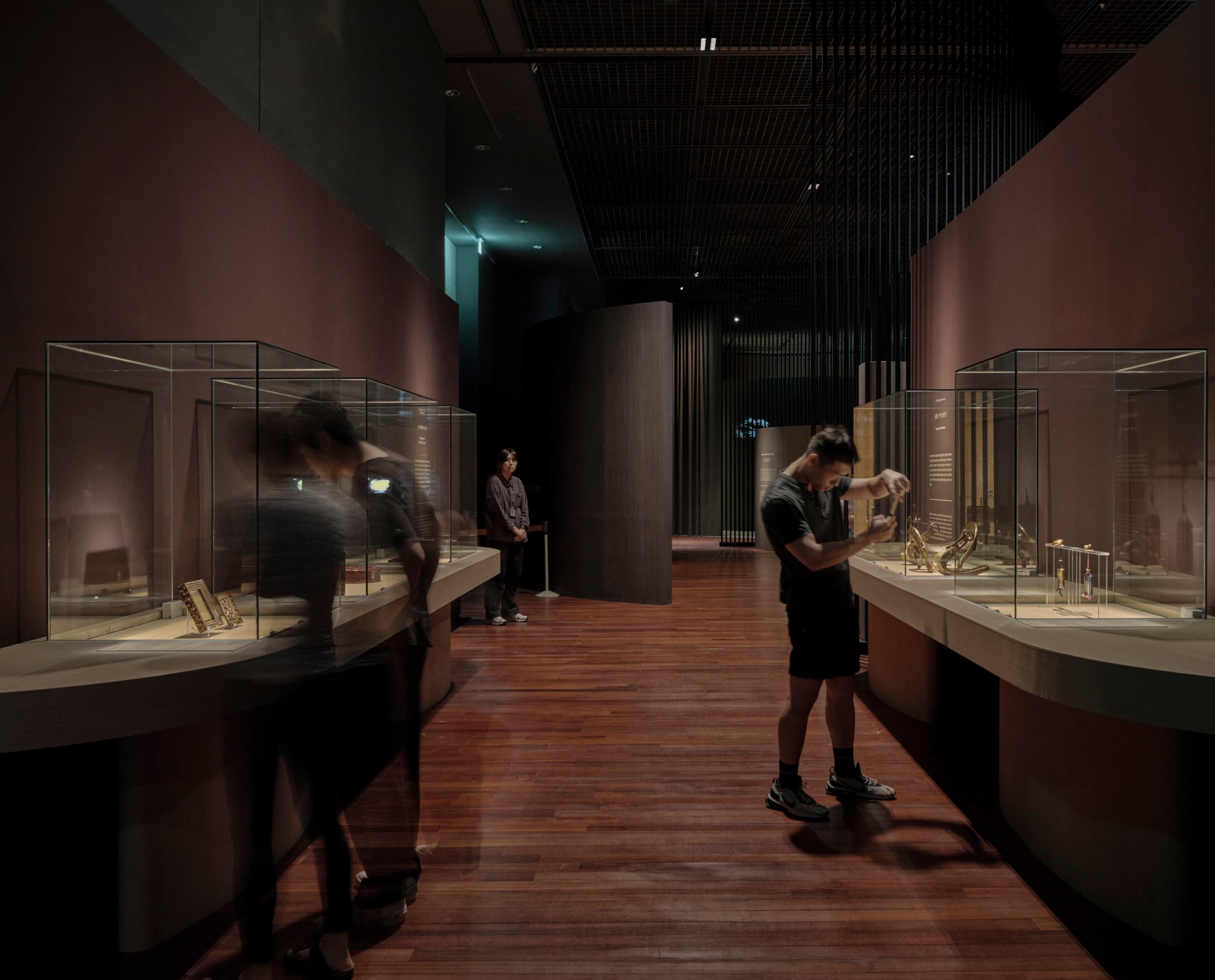 ERCO Axis Showcase-Leuchten im Nationalmuseum Korea für Lackwarenausstellung.