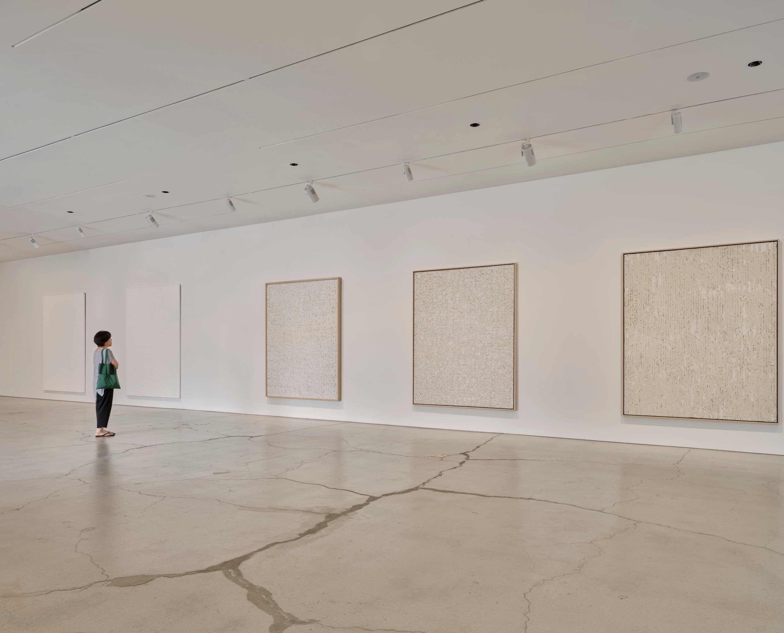 Besucher betrachtet Kunstwerke im Sorol Art Museum, beleuchtet mit ERCO Eclipse Strahlern.