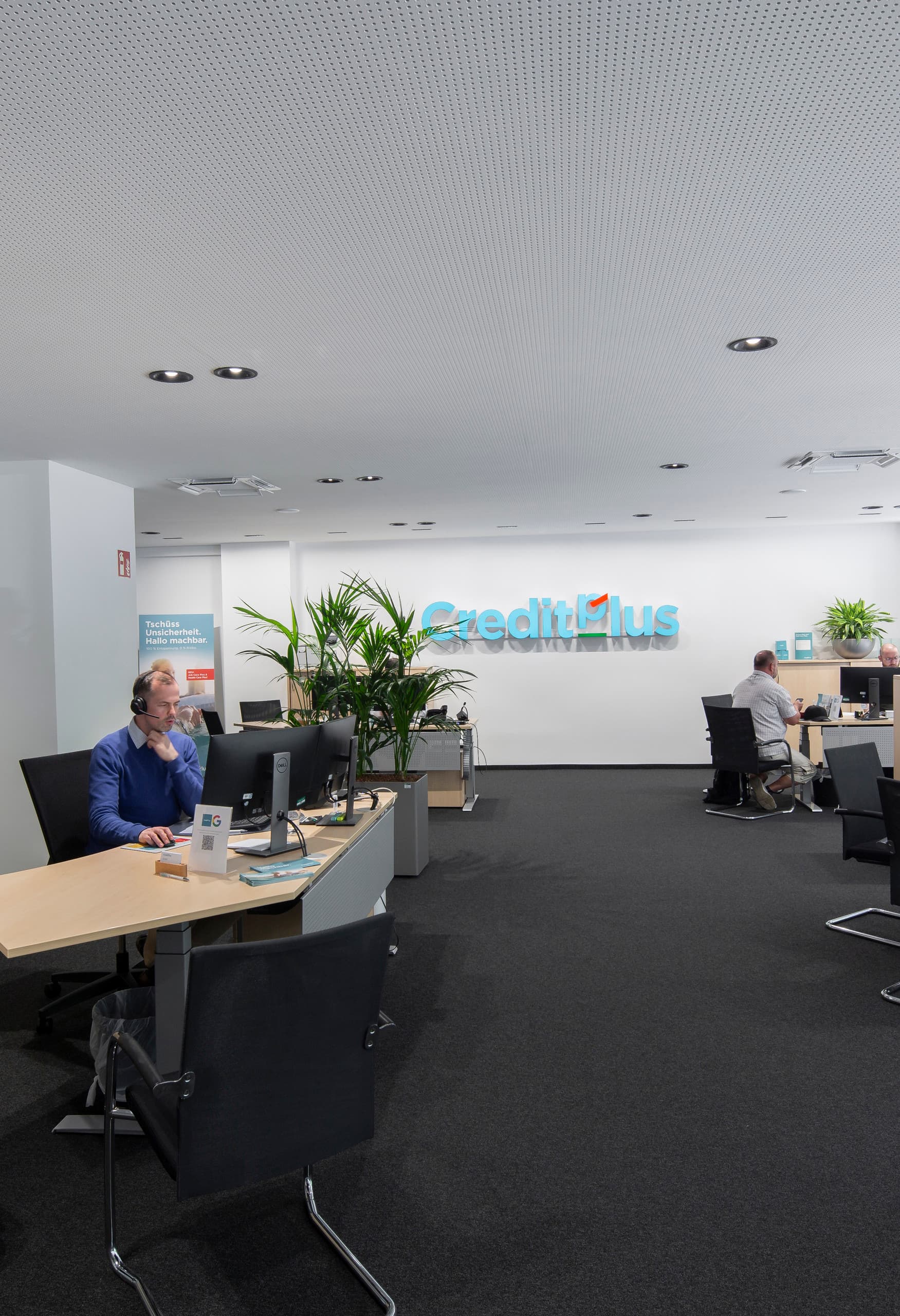 Creditplus Bank AG Büro mit ERCO Skim Downlights für angenehme Atmosphäre und effiziente Beleuchtung.