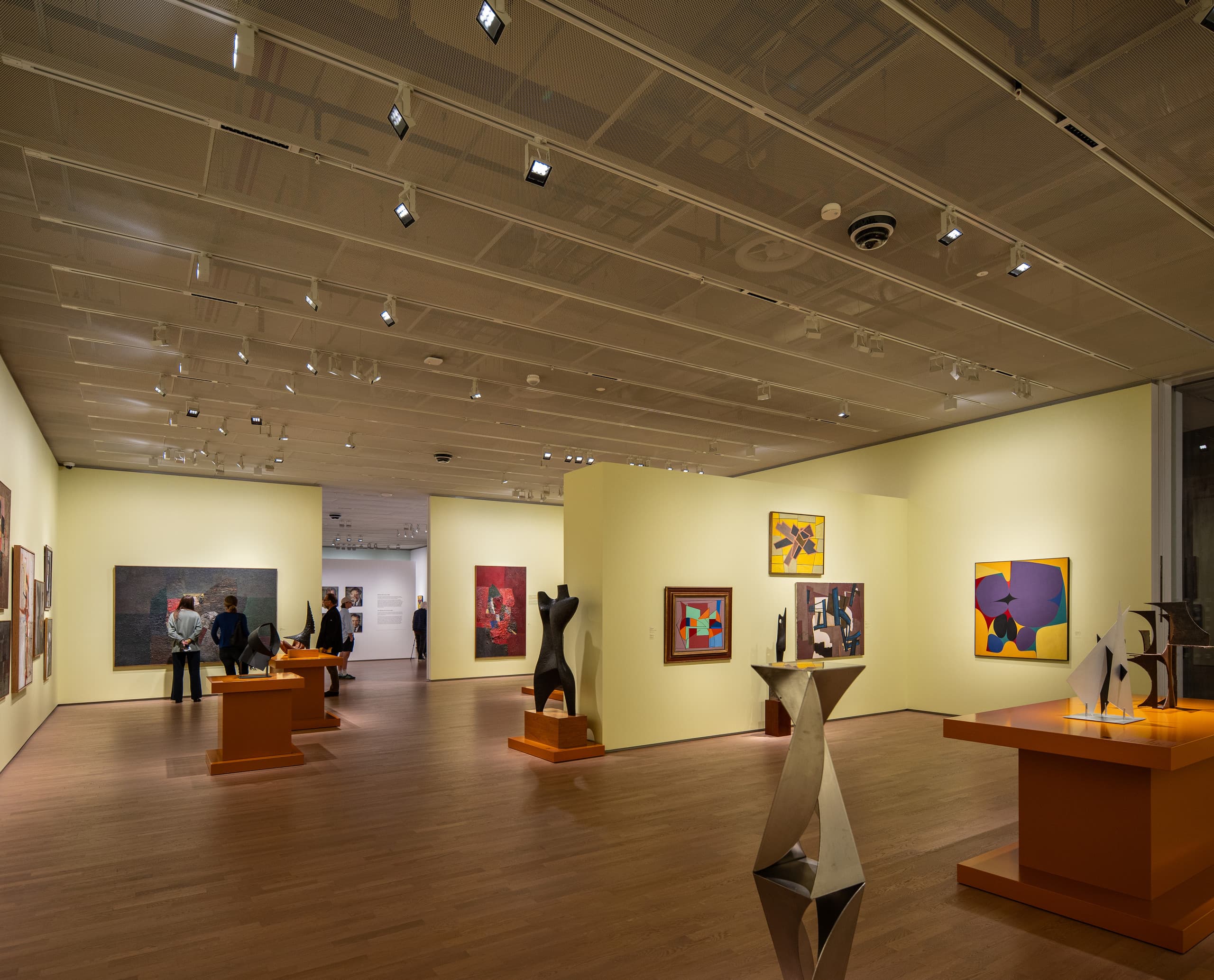 Kunstsilo Kristiansand: ERCO Strahler beleuchten Kunstwerke präzise in der Ausstellung.
