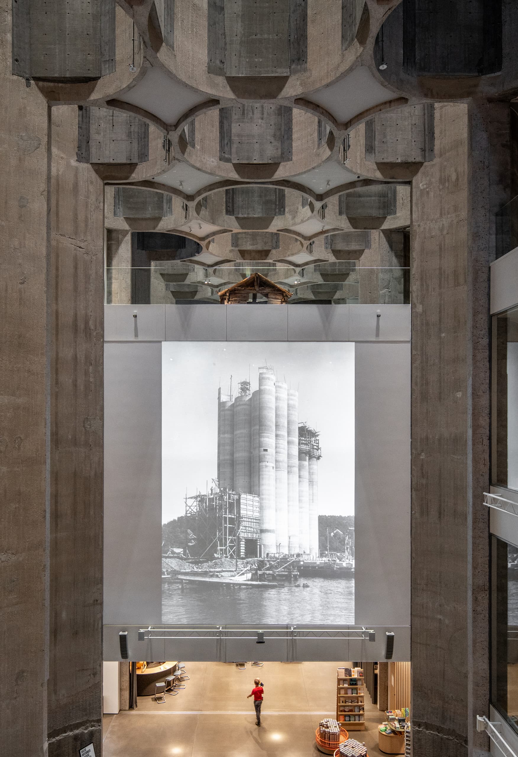 Innenansicht des Kunstsilo Kristiansand mit Betonstruktur und Ausstellungsbeleuchtung von ERCO.