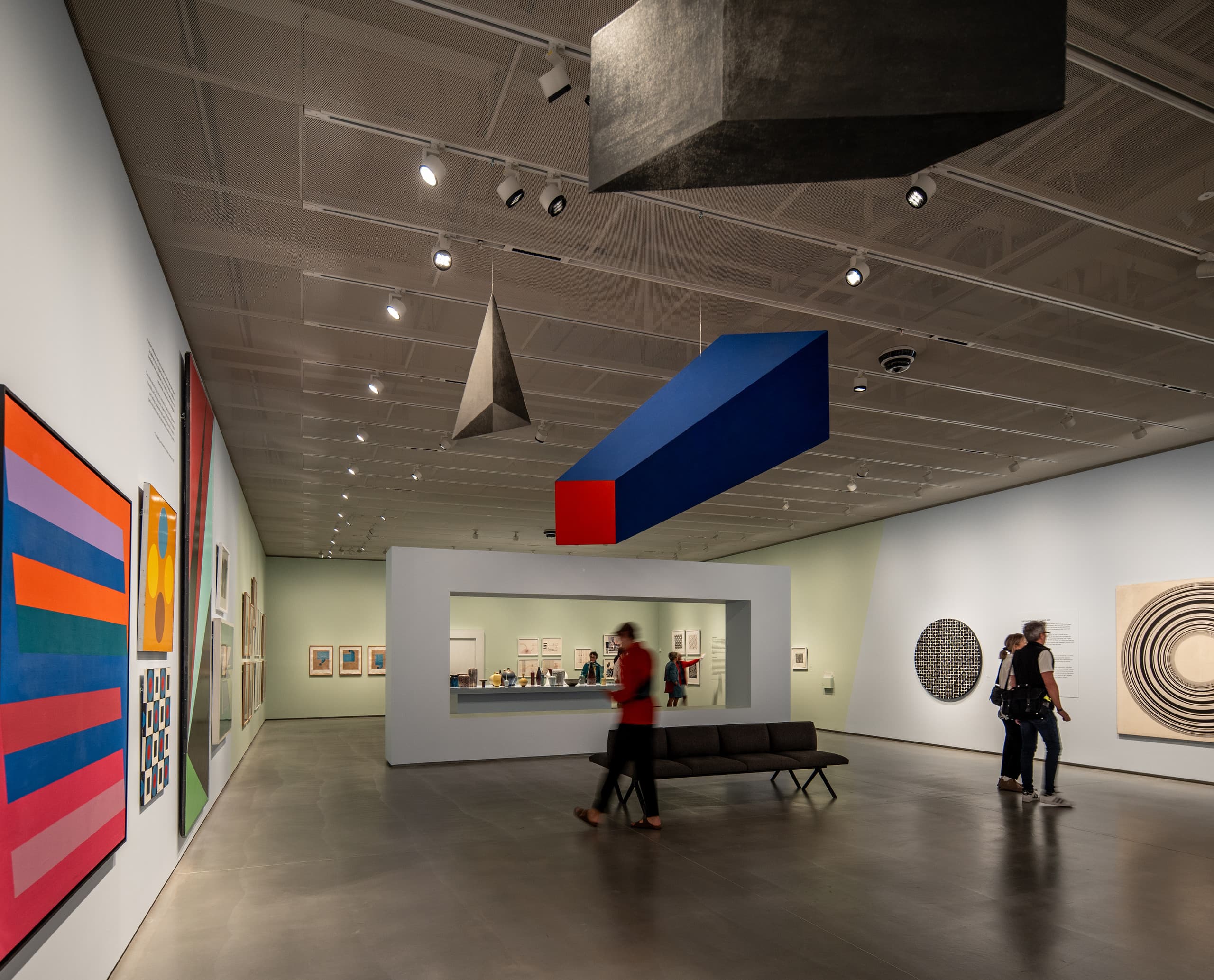 Kunstsilo Kristiansand: ERCO Strahler beleuchten Kunstwerke in der Ausstellungshalle präzise.