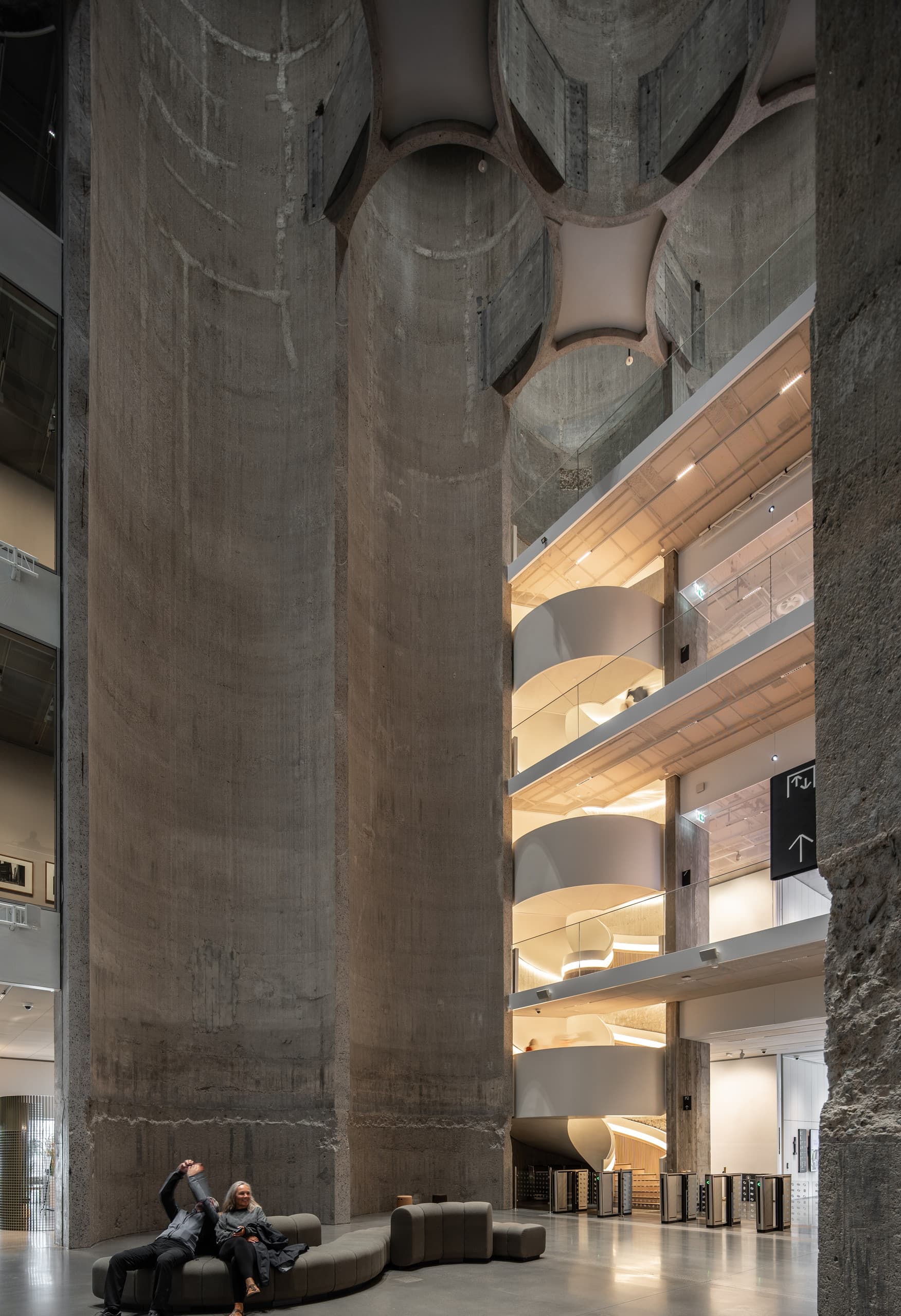 Innenansicht des Kunstsilo Kristiansand mit Betonstruktur und Treppenhausbeleuchtung.