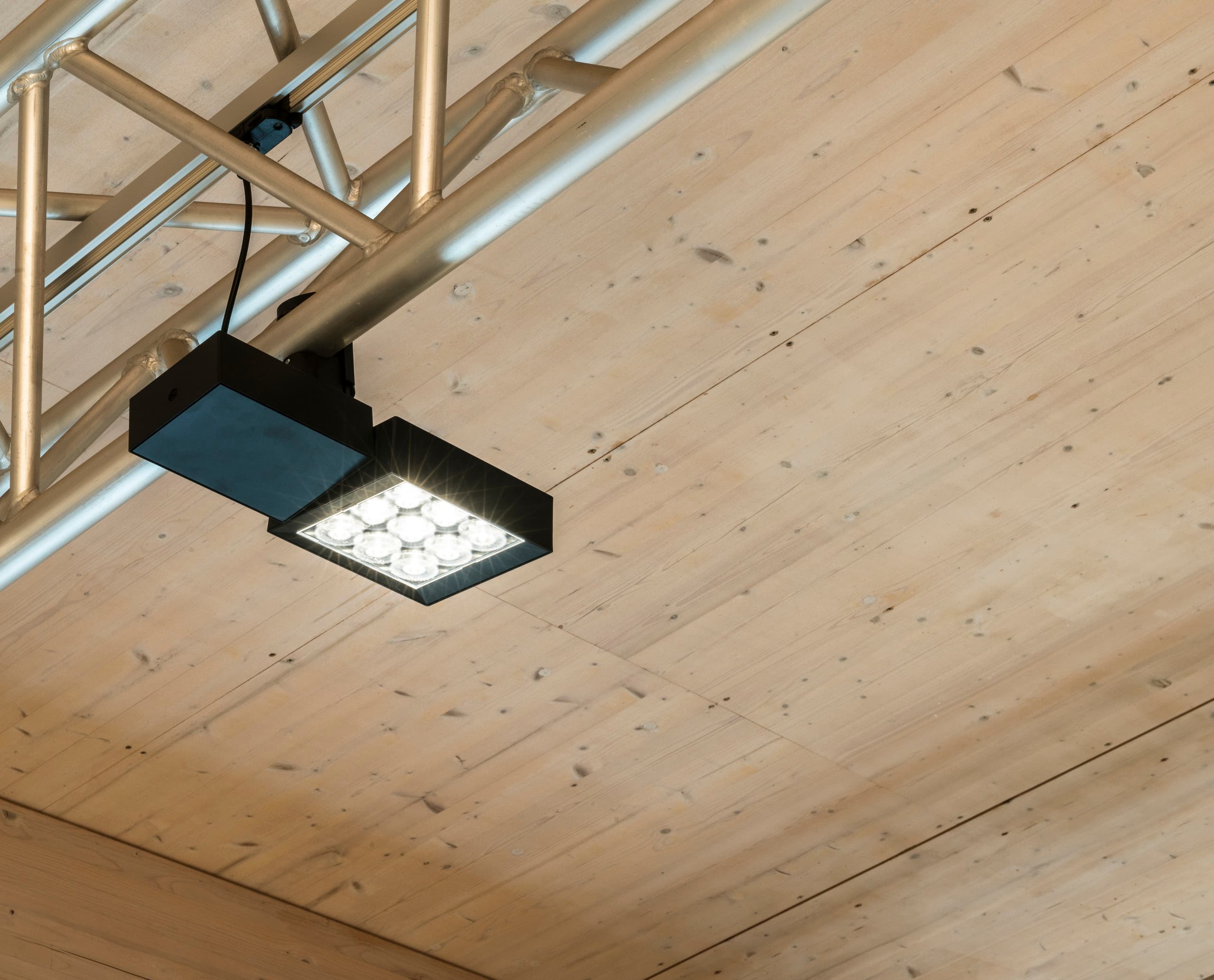 ERCO Opton LED-Strahler an einer Metallschiene, der den Raum im Blaha Office Showroom in Korneuburg beleuchtet.