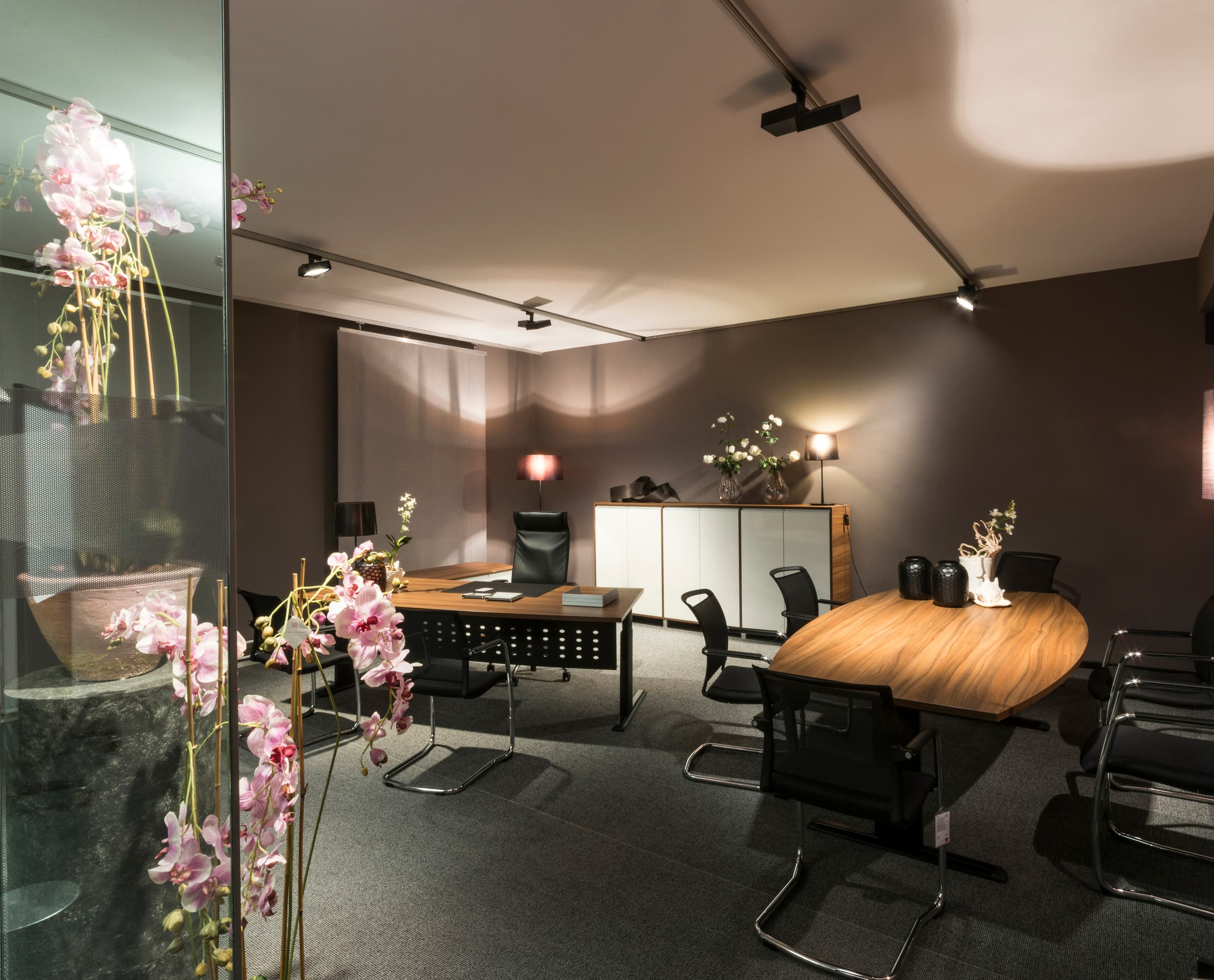 Blaha Office Showroom mit ERCO Opton Strahlern für akzentuierte LED-Beleuchtung von Büromöbeln und Konferenztischen.
