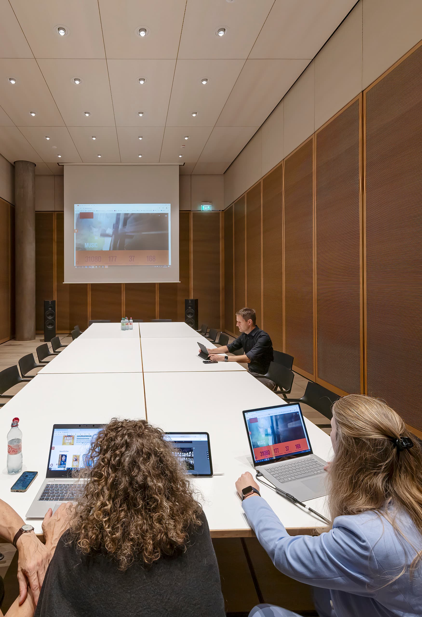 Edel Auditorium in Hamburg mit ERCO Quinta Einbaustrahlern für nachhaltige LED-Beleuchtung.