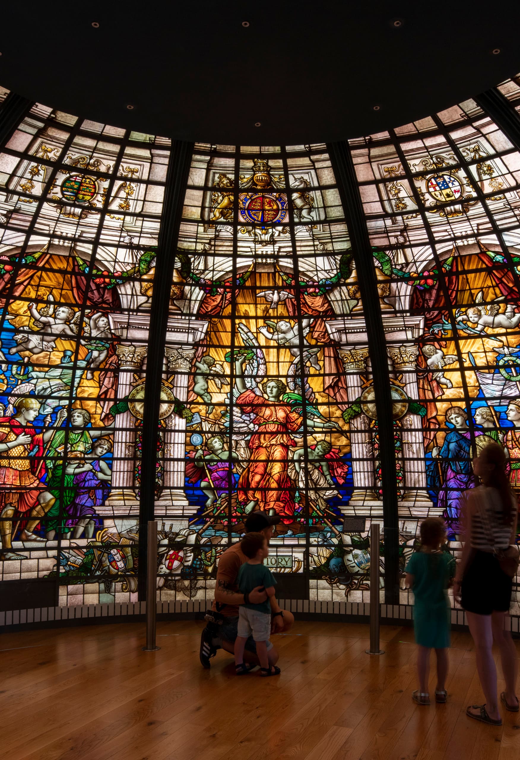 Baltisches Glas im National Maritime Museum, London, beleuchtet mit ERCO LED-Leuchten.