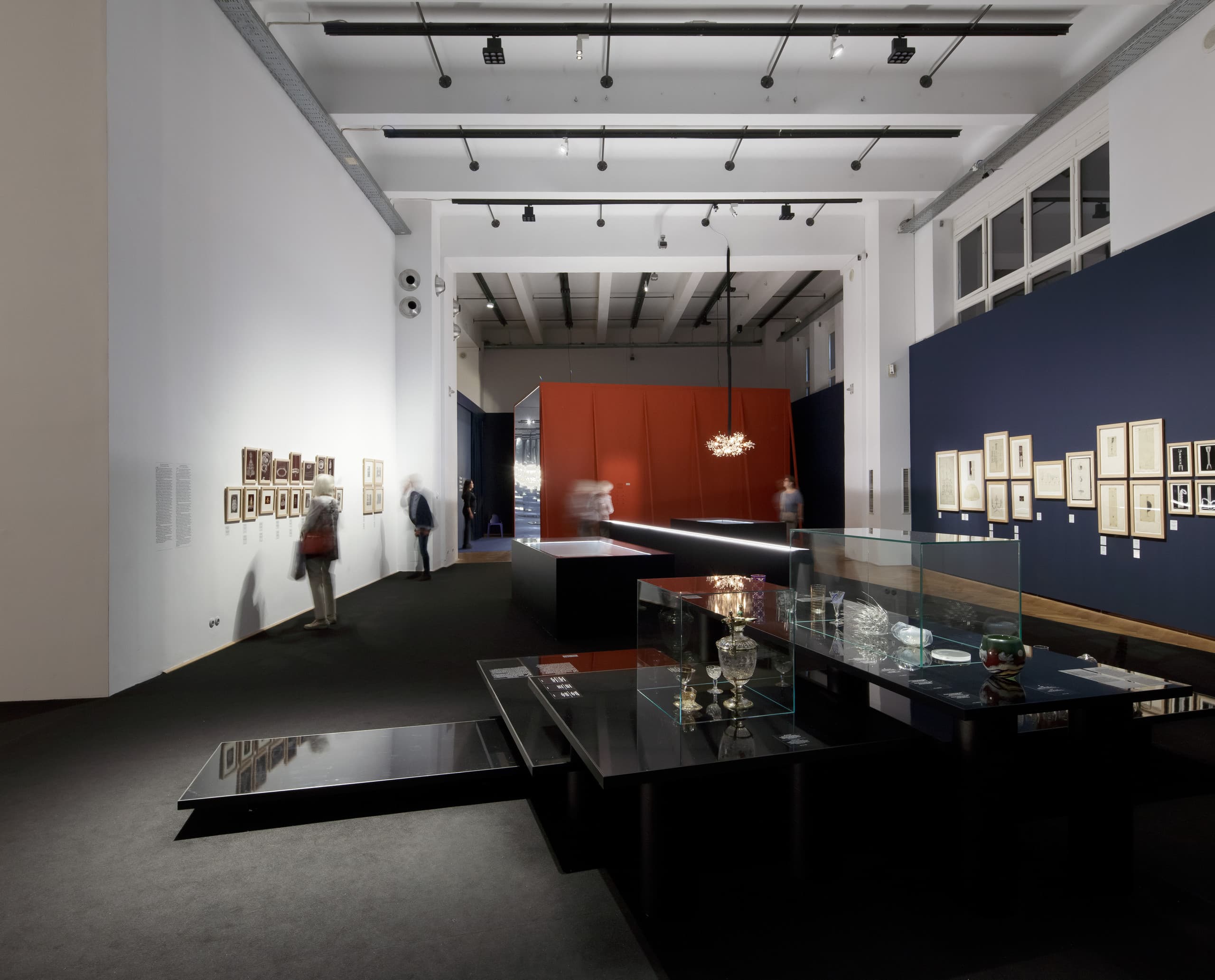 MAK Museum, Wien: Ausstellung mit ERCO Licht Board Strahlern und Gimbal Deckeneinbauleuchten für präzise Akzentbeleuchtung.