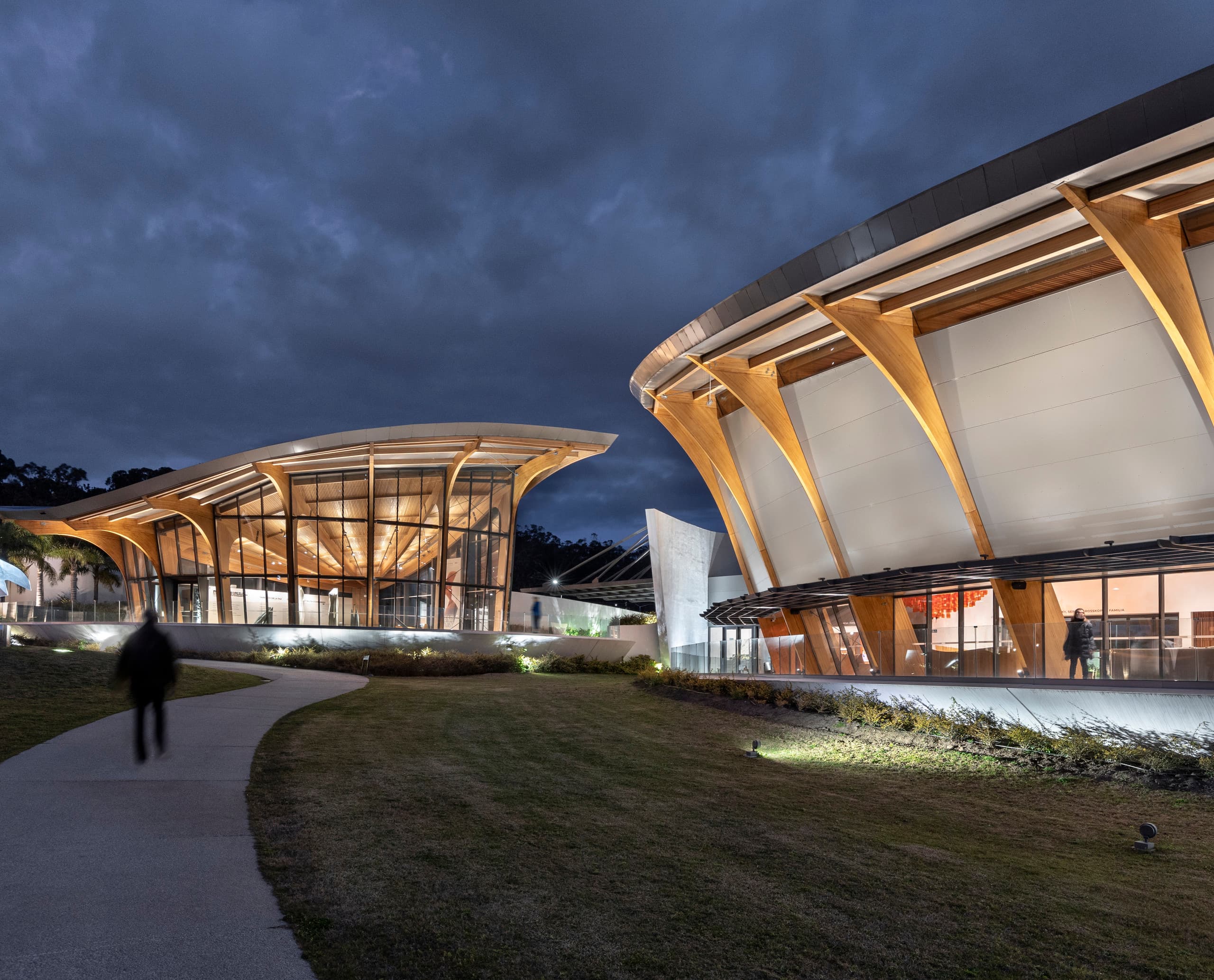 Beleuchtetes Museo Atchugarry: Moderne Architektur mit ERCO LED-Außenbeleuchtung in Uruguay.