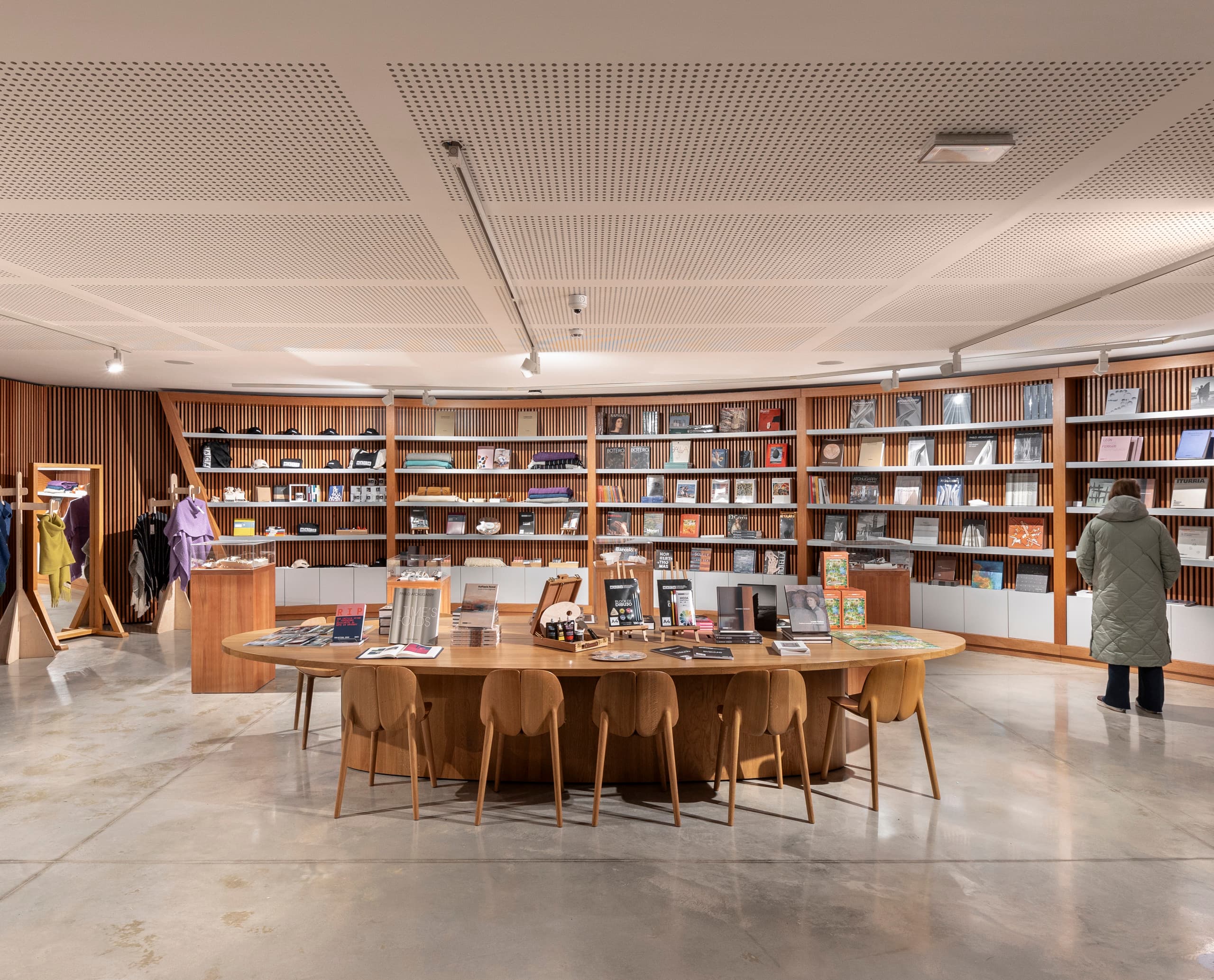 Innenansicht des MACA-Museumsshops mit ERCO-LED-Beleuchtung, die Bücher und Waren hervorhebt.